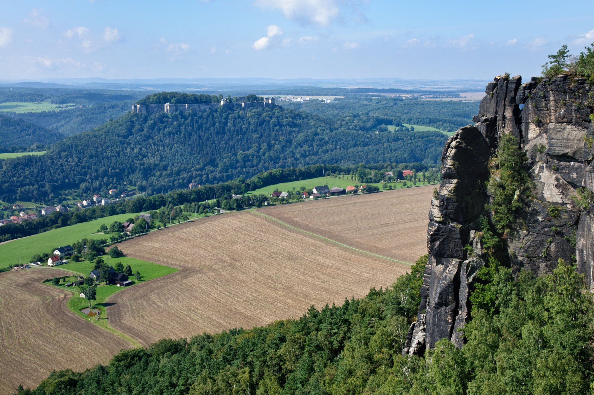 Wanderung zum Lilienstein Wanderung von Rathen zum Lilienstein und zur Stadt Königstein. Von Königstein mit dem Zug nach Rathen. Blick vom Lilienstein hinab nach Königstein mit der Festung Königstein.