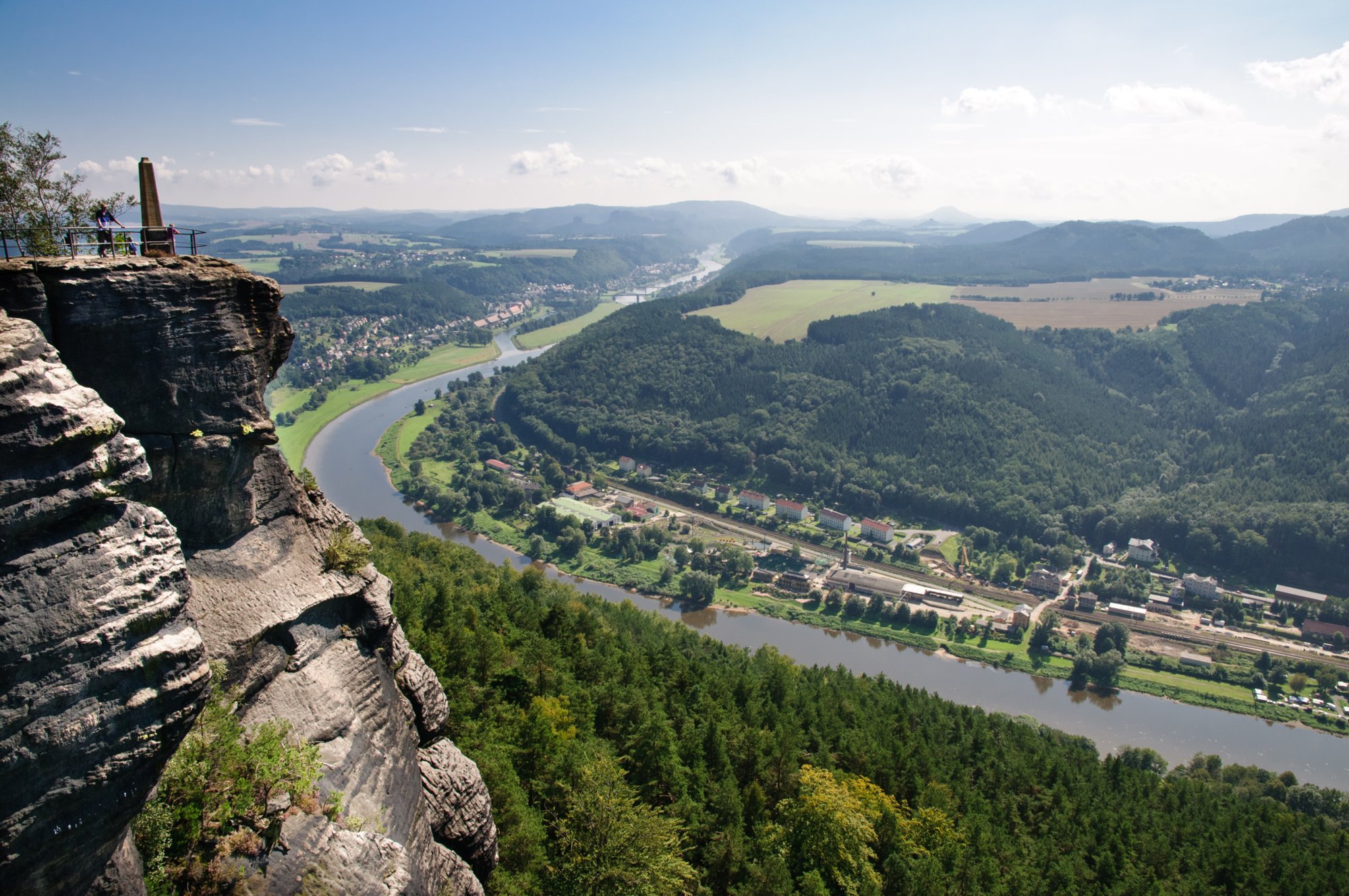 Wanderung zum Lilienstein Wanderung von Rathen zum Lilienstein und zur Stadt Königstein. Von Königstein mit dem Zug nach Rathen. Blick vom Lilienstein ins Elbtal Rihctung Bad Schandau.