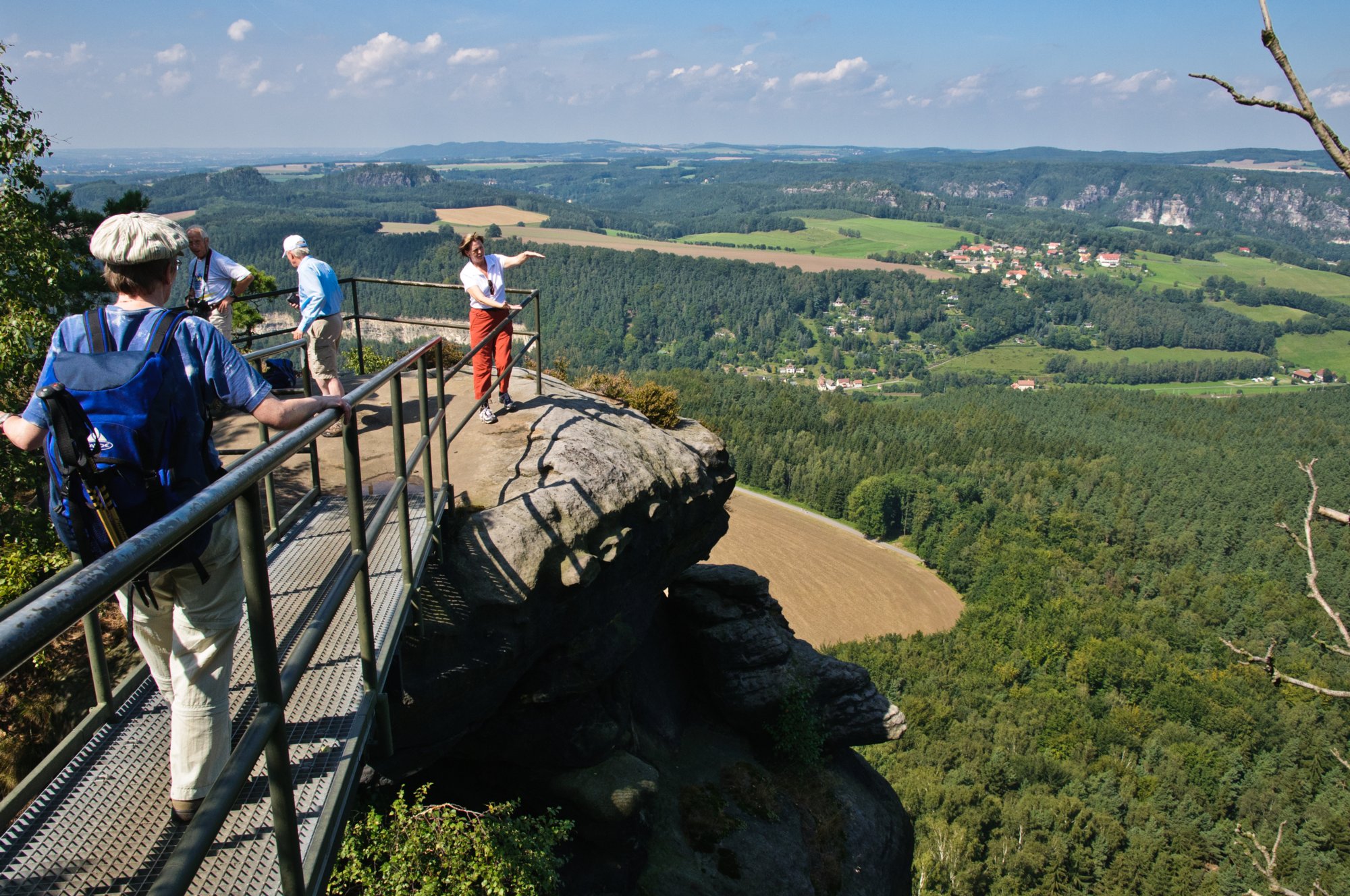 Wanderung zum Lilienstein Wanderung von Rathen zum Lilienstein und zur Stadt Königstein. Von Königstein mit dem Zug nach Rathen. Der Mulattenkopf ist eine weite Aussicht an der Westseite des Liliensteins. Das Panorama erstreckt sich von der Festung Königstein bis zum Basteigebiet.