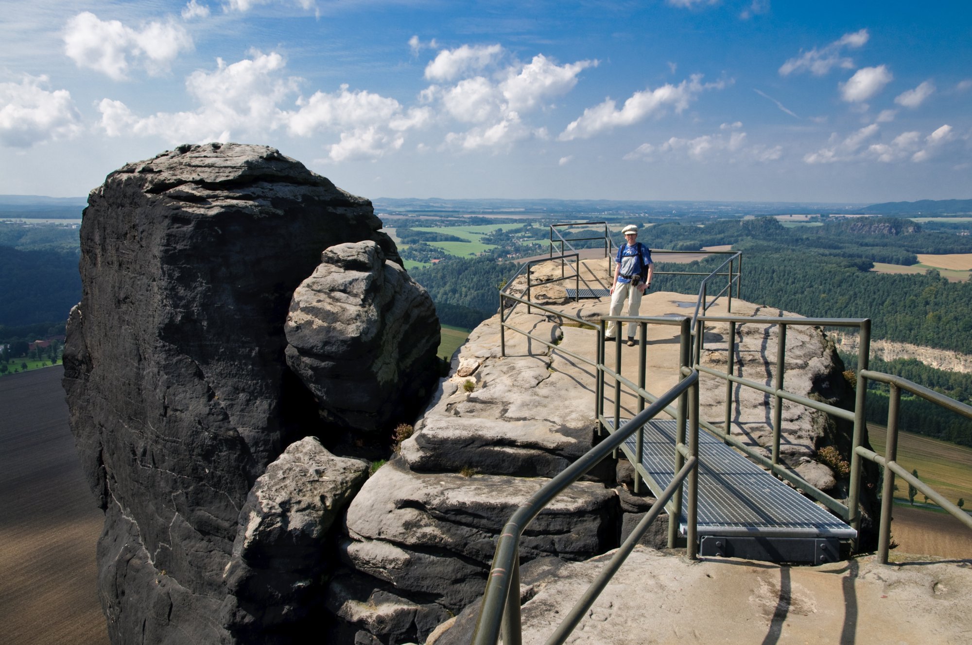 Wanderung zum Lilienstein Wanderung von Rathen zum Lilienstein und zur Stadt Königstein. Von Königstein mit dem Zug nach Rathen. Der Mulattenkopf ist eine weite Aussicht an der Westseite des Liliensteins. Das Panorama erstreckt sich von der Festung Königstein bis zum Basteigebiet.