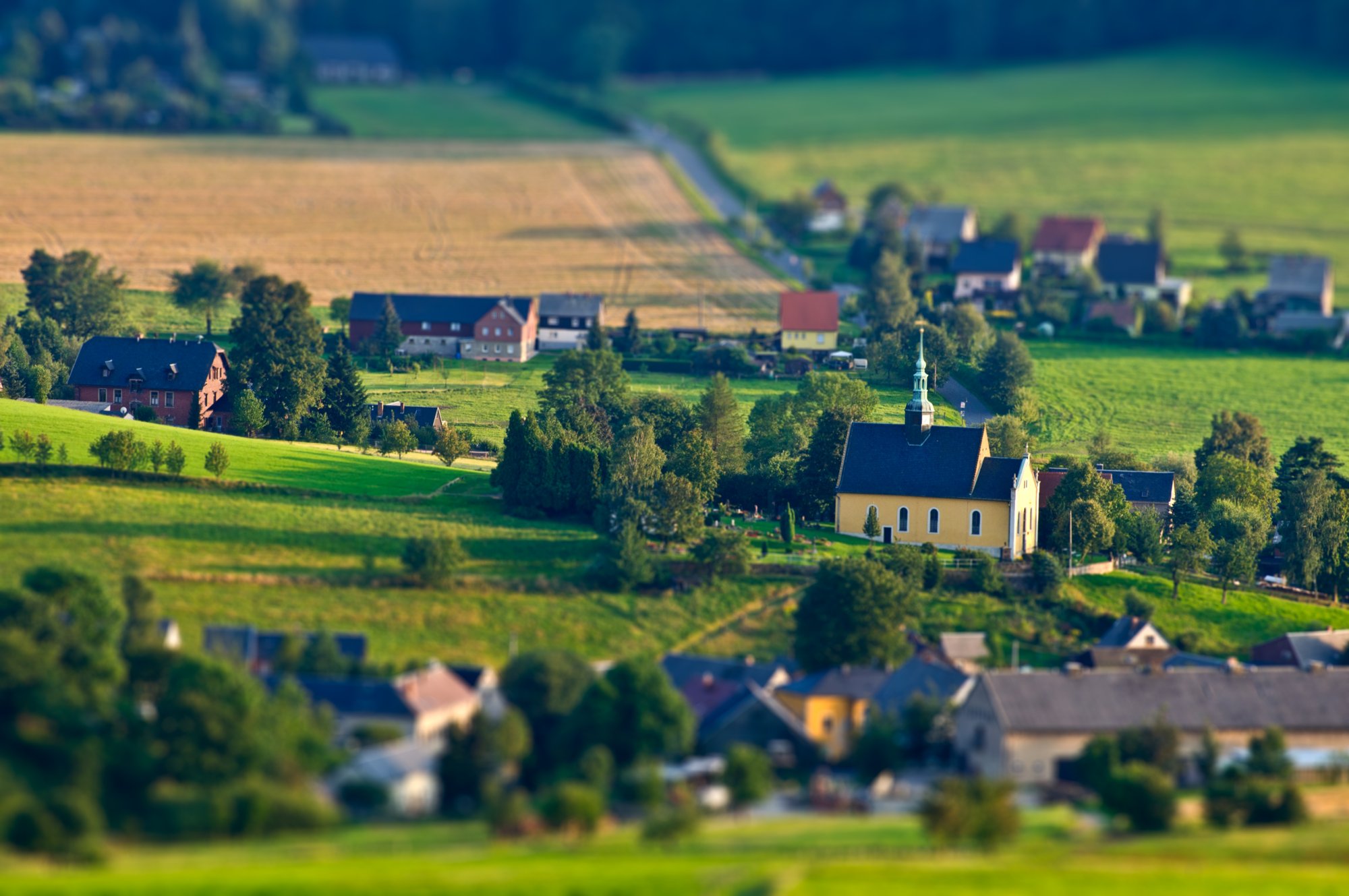 Die Sächsische Schweiz im Miniaturland-Stil Auf dem Weifbergturm. Blick hinunter nach Hinterhermsdorf.