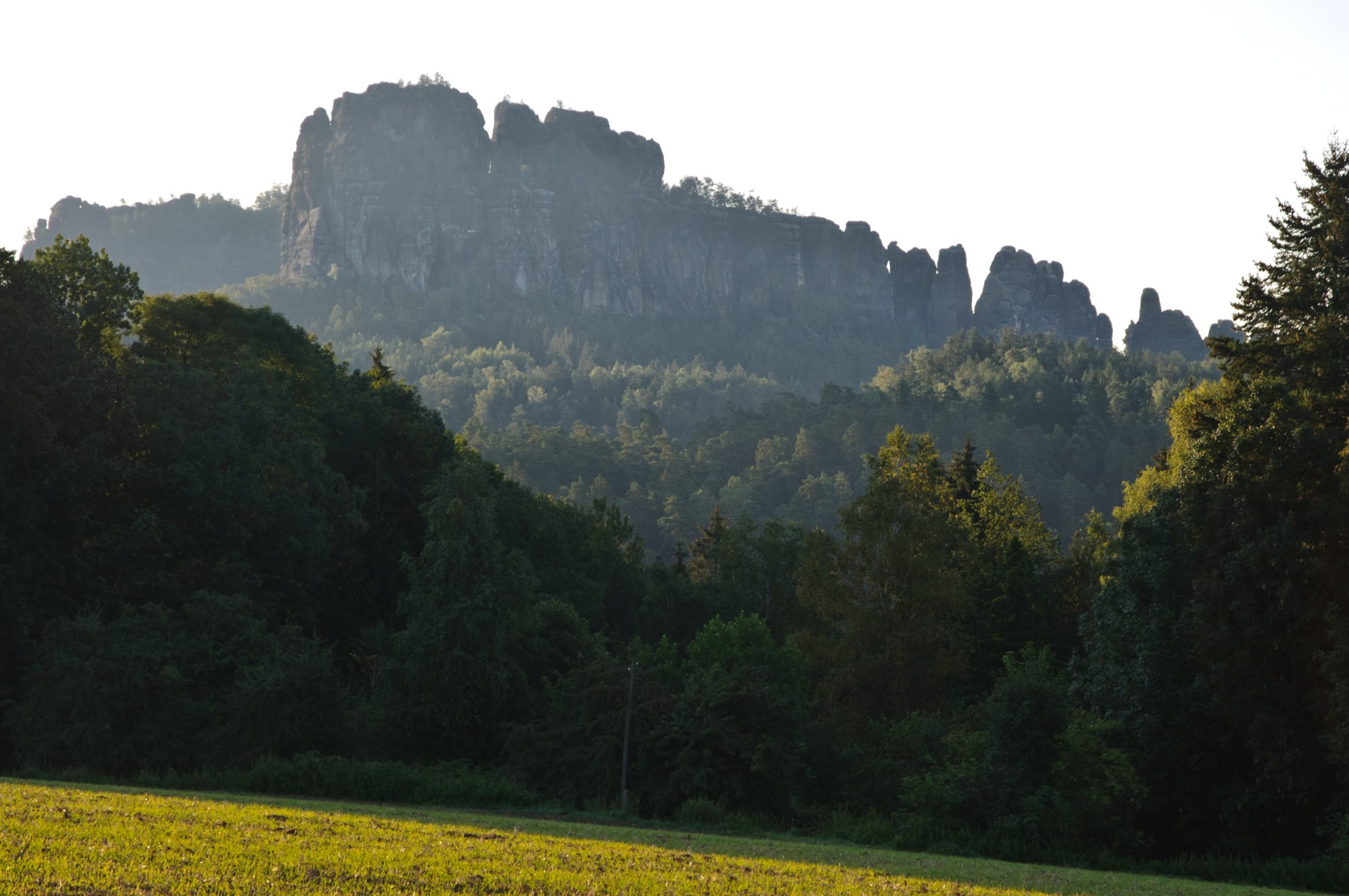 Wanderung zu den Schrammsteinen Wanderungvon Ostrau in die Schrammsteine und auf die Hohe Liebe. Blick auf die Schrammsteine nahe bei Ostrau. Ostrau auf der Ostrauer Scheibe erhebt sich 130 m über der Elbe und liegt auf 245 m ü. NN. Mit dem Hauptort Bad Schandau ist Ostrau seit 1904 direkt mit einem freistehenden elektrischen Personenaufzug verbunden. Alte Bauernhöfe im Fachwerkstil, Pensionen, Ferienheime, eine moderne Kuranstalt, Gasthöfe, Villen und Einfamilienhäuschen stellen die Ausstattung des Stadtteils dar. Mit knapp 100 Bewohnern führte der Teilort bis zum Ende des 19. Jahrhundert ein recht abgeschiedenes Dasein auf seiner exponierten Höhe. Doch gerade diese Lage mit weiter Rundsicht ließ um 1900 den ambitionierten Plan aufkommen, hier oben ein exklusives Touristenzentrum mit Sportstätten und Flugplatz zu schaffen. Aber es wurde nur der bereits genannte Personenaufzug gebaut, und am Ostrauer Ring entstanden Holzvillen im skandinavischen Stil, ebenfalls auf Initiative von Sendig. 2009 zählte Ostrau 419 Einwohner (1999: 541 Einwohner). Quelle: http://de.wikipedia.org/wiki/Bad_Schandau