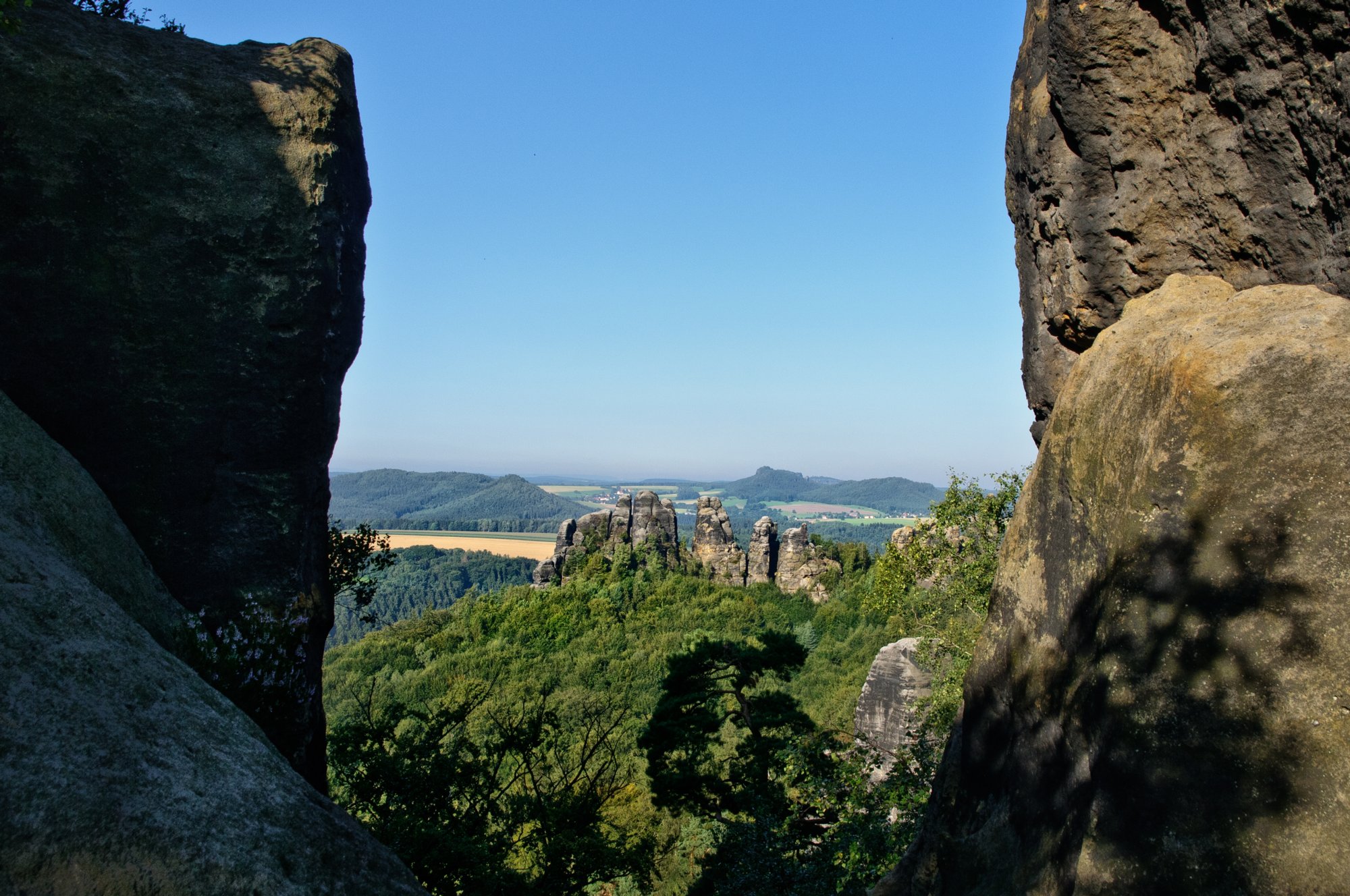 Wanderung zu den Schrammsteinen Wanderungvon Ostrau in die Schrammsteine und auf die Hohe Liebe. Auf dem Schrammsteingradweg. Blick zum Zschirnstein und Zirkelstein.