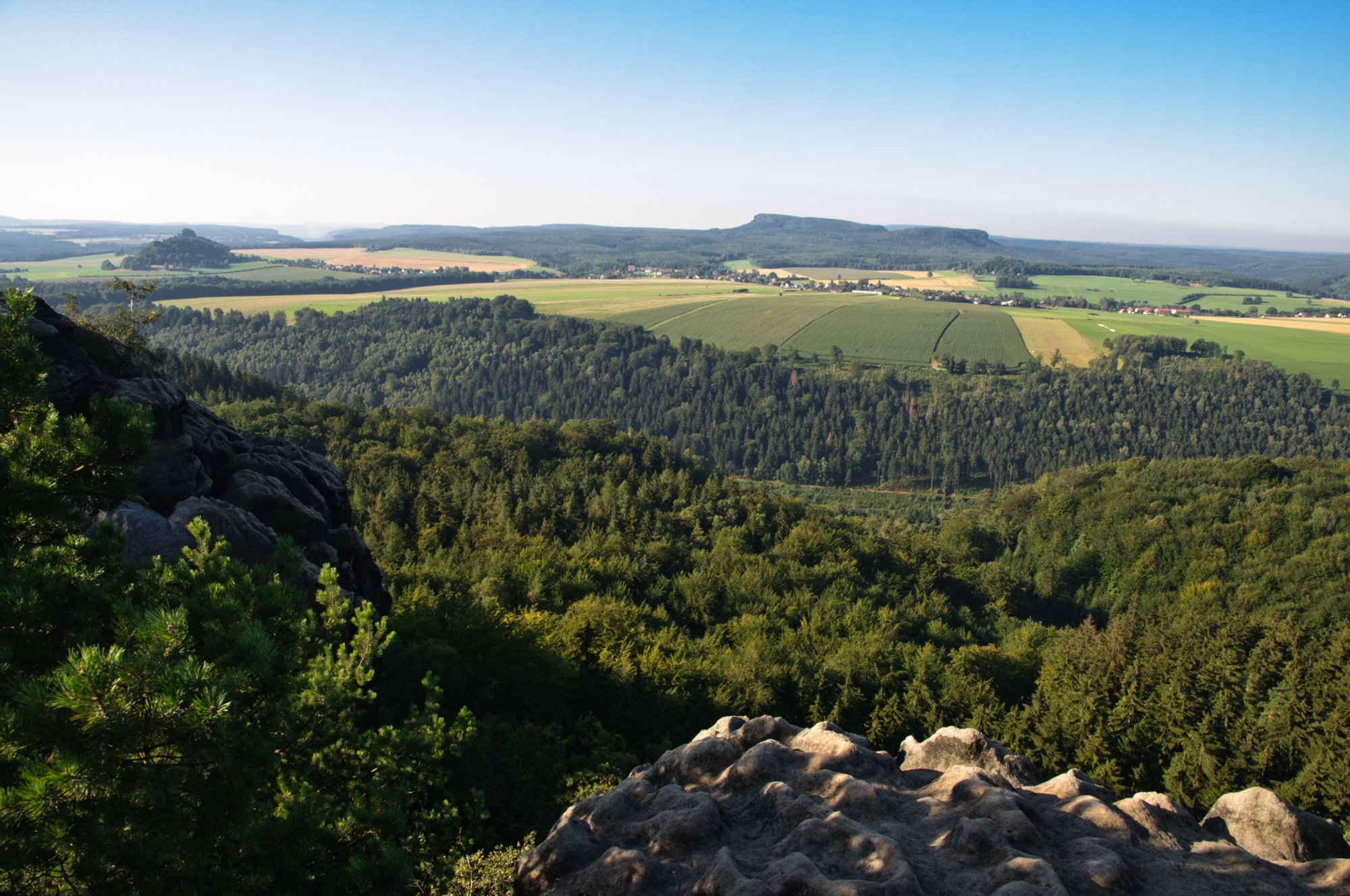 Wanderung zu den Schrammsteinen Wanderungvon Ostrau in die Schrammsteine und auf die Hohe Liebe. Auf dem Schrammsteingradweg. Blick zum Zschirnstein und Zirkelstein.