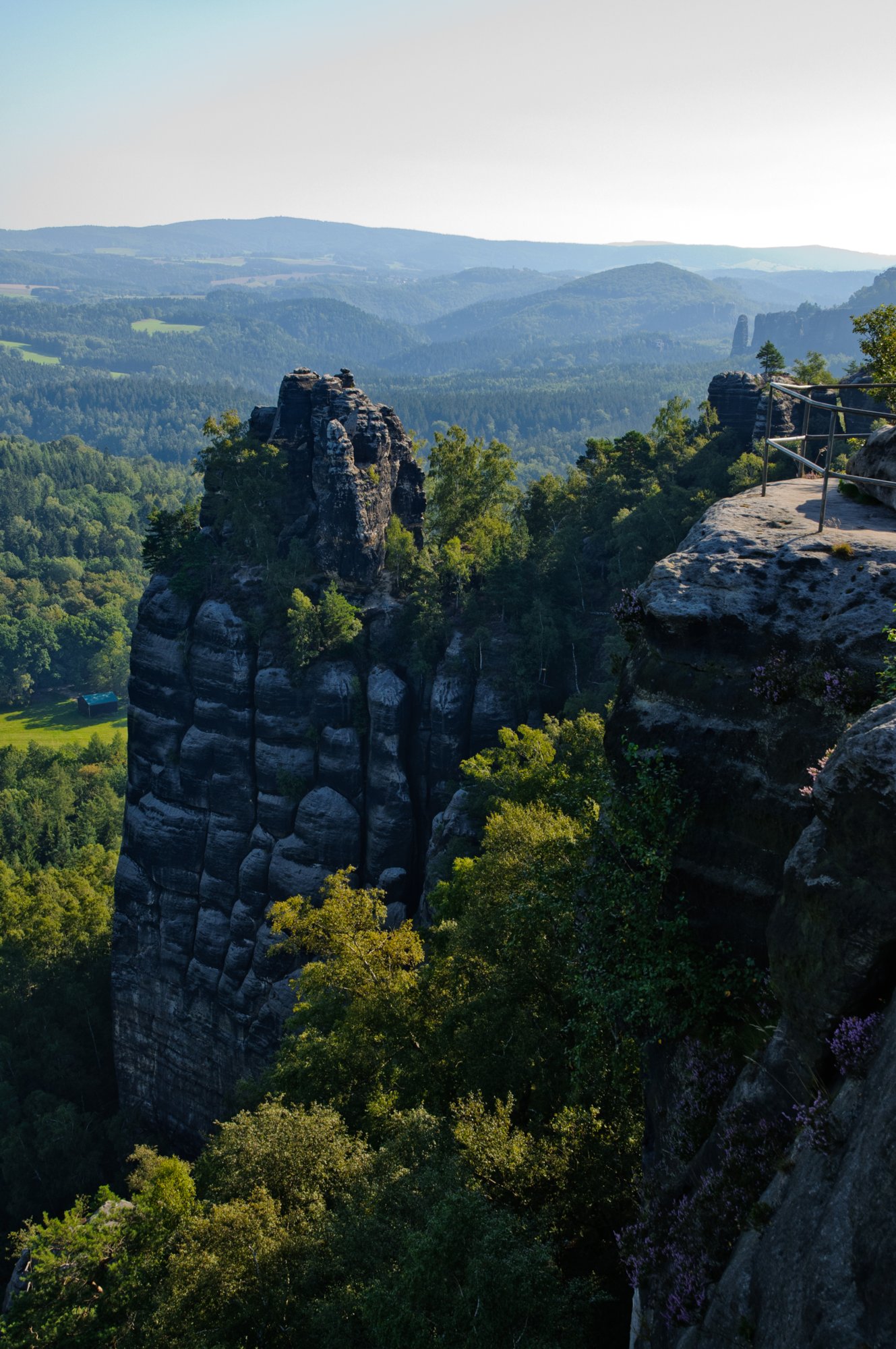 Wanderung zu den Schrammsteinen Wanderungvon Ostrau in die Schrammsteine und auf die Hohe Liebe. Schrammsteinaussichten. Die Schrammsteine sind eine langgestreckte, stark zerklüftete Felsgruppe des Elbsandsteingebirges, die sich östlich von Bad Schandau in der Sächsischen Schweiz befindet. Im Norden werden sie durch das Kirnitzschtal, im Süden vom Elbtal und im Osten von den Affensteinen begrenzt. Die Höhenpunkte der Kette liegen bei über 400 m ü. HN. Die Schrammsteinausssicht liegt bei 417 m ü. HN. Im Westen bildet der vordere Torstein den Anfang der Felskette im Südwesten. Die Kette zieht sich dann, durchbrochen von drei mächtige senkrechte Felsöffnungen, den sogenannten Schrammtorebis zur Schrammsteinaussicht. Hier enden die sogenannten Vorderen Schrammsteine. In Richtung Schmilka schließen sich die Hinteren Schrammsteine an. Der einzeln stehende Falkenstein mit einer Höhe von ca. 381 m und der Hohe Torstein mit 425,7 m ü. HN sind die bedeutendsten Gipfel der Schrammsteine. Die anderen Gipfel der Felsgruppe stehen fast ausschließlich am und auf dem terrassenförmigen Massiv des Schrammsteingrates. Die Schrammsteine sind ein vielbesuchtes Touristenziel; besonders die plateauartigen Aussichten und der Gratweg erfreuen sich großer Beliebtheit. Sowohl Wanderer als auch Bergsteiger finden hier ein komplexes Felsenmassiv, das sich durch eine Vielzahl unterschiedlich schwieriger Wanderwege bzw. Kletterfelsen auszeichnet. Quelle: http://de.wikipedia.org/wiki/Schrammsteine