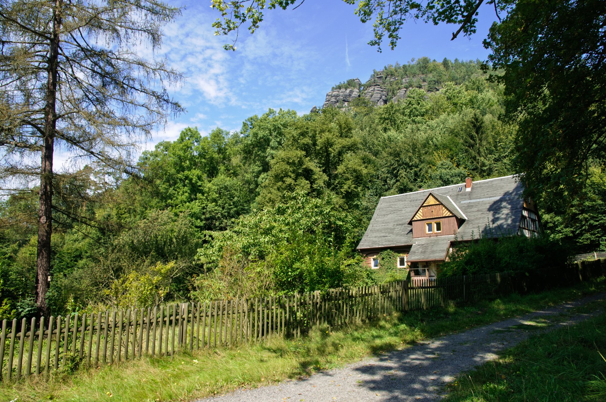 Teichsteinwanderung Auf alten Wanderwegen zum Teichstein: Buschmühle - Buschmüllers Räumicht - Neustelliger Hübel - Teichstein - Bärenfang - Zeuhaus - Buschmühle. Oberhalb des Hauses sieht man den Teichstein.