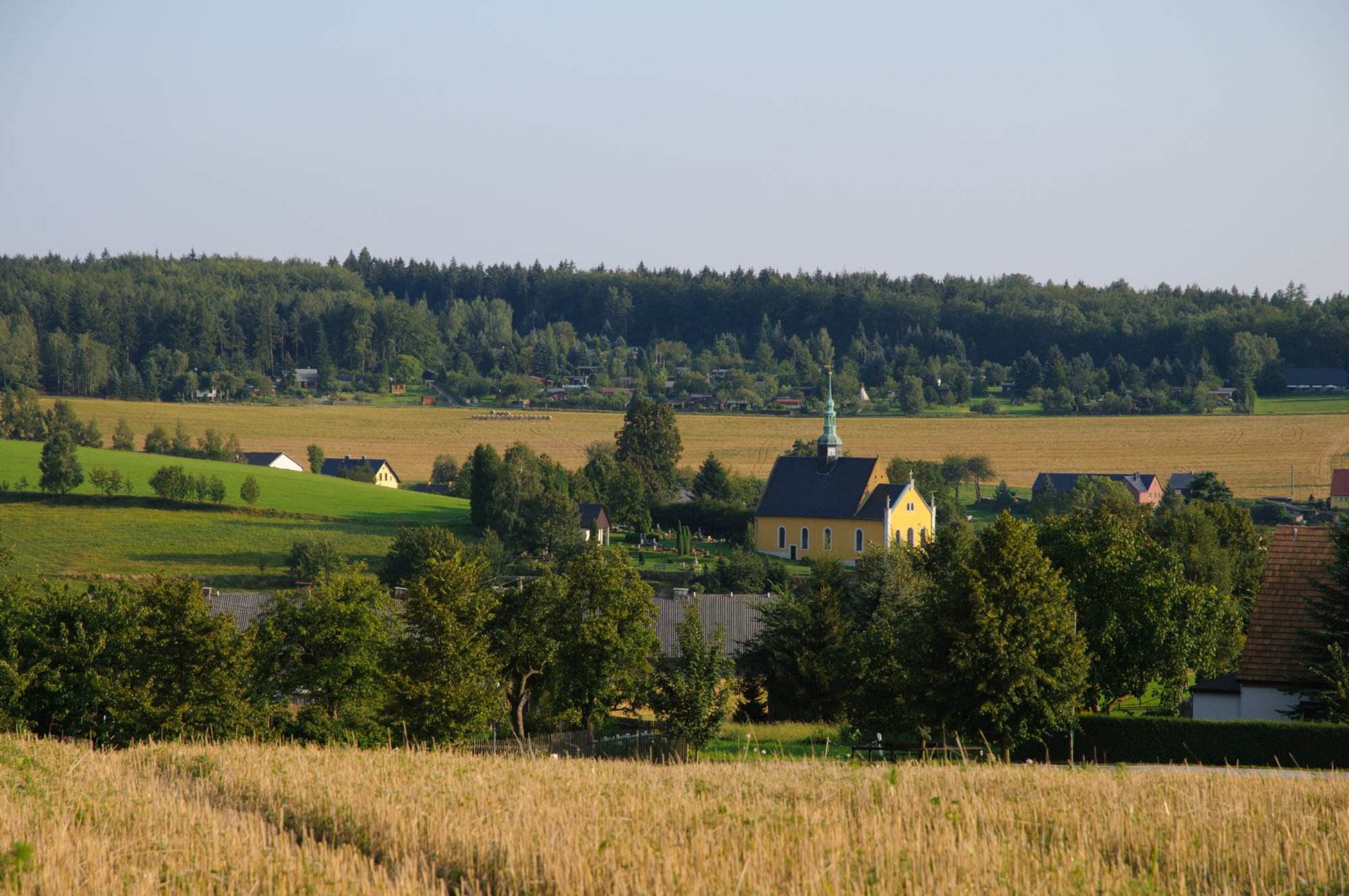 Weifbergturm Weg zum Weifbergturm mit Blick auf Hinterhermsdorf. Ursprünglich lebte das Dorf fast ausschließlich von der Holzwirtschaft und dem Transport des geschlagenen Holzes in Richtung Bad Schandau, Dresden und Meißen. Davon zeugen noch heute die Obere sowie die Niedere Schleuse, entlang des Flusses Kirnitzsch, die mit ihrem Tal östlich sowie südlich am Ort vorbeiführt und die aktuelle Grenze zu Tschechien markiert. Beide Schleusen sind heute nicht mehr in Betrieb und technische Denkmäler, wobei sich auf der Obere Schleuse die Tradition einer Kahnfahrt auf einem künstlich aufgestauten See erhalten hat. Quelle: http://de.wikipedia.org/wiki/Hinterhermsdorf