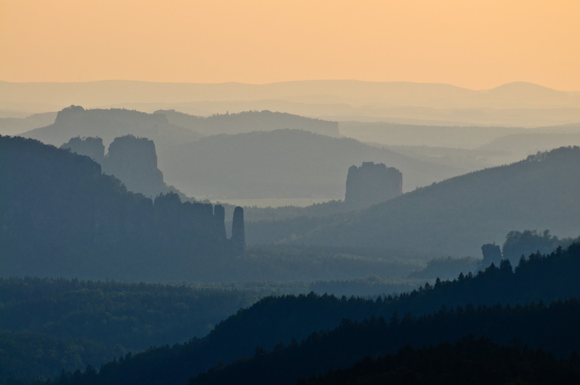 Weifbergturm Auf dem Weifbergturm. Blick ins Kirnitzschtal und ins Elbtal. In der mittleren Ebene von rechts nach links: Kugstall, Falkenstein, Bloßstock und Schrammsteine. Im Hintergrund von rechts nach links: Pfaffenstein, Gohrischstein und Papststein.