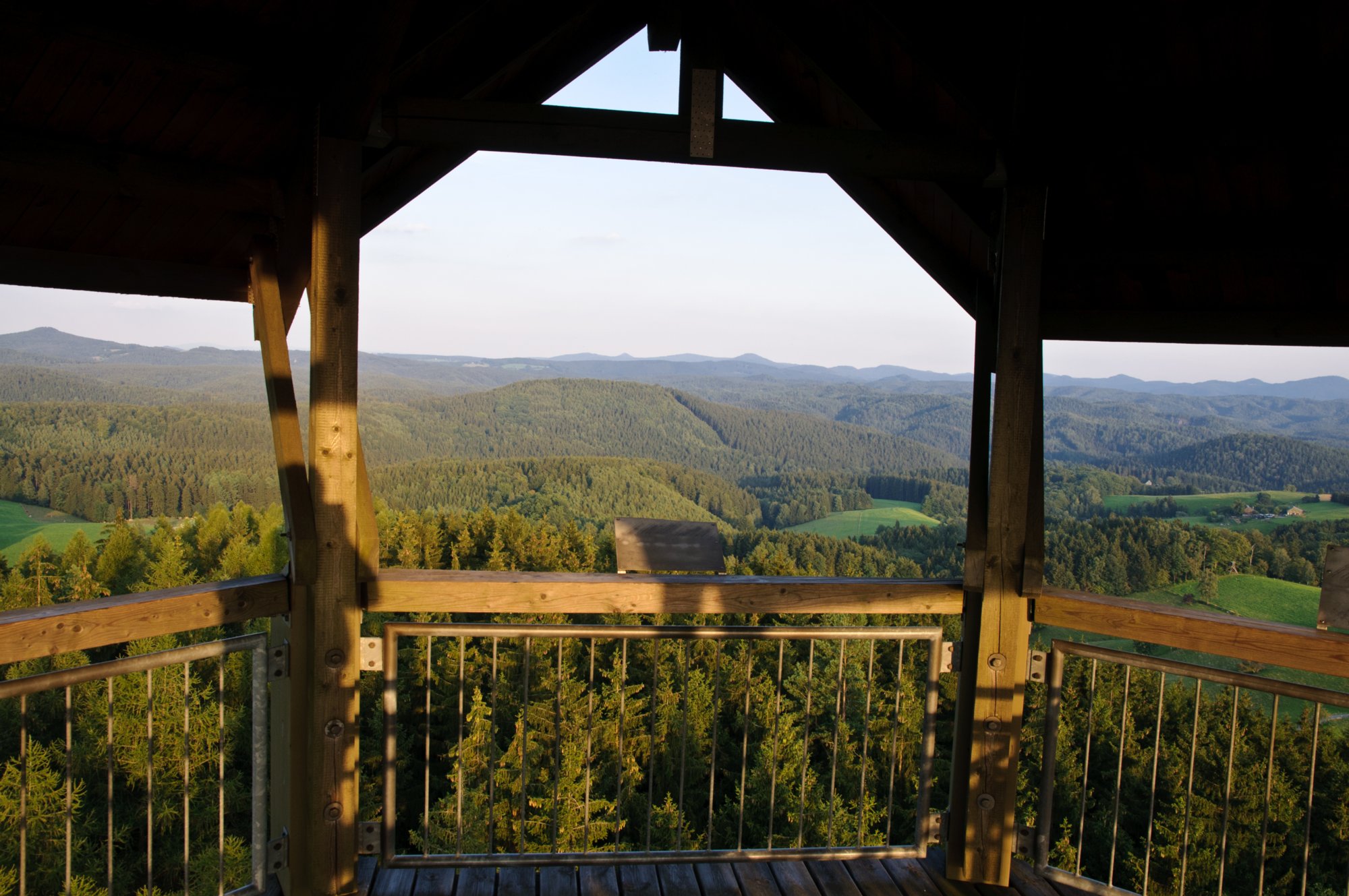 Weifbergturm Weifberg: Schon Pastor Wilhelm Leberecht Götzinger, der Erschließer der Sächsischen Schweiz, empfahl 1804 in seinem Buch Schandau und seine Umgebungen oder Beschreibung der sogenannten Sächsischen Schweiz einen Besuch des damals noch unbewaldeten, von Feldern überzogenen Weifbergs, um sich an einer zauberischen Ansicht zu ergötzen. In der Folgezeit besuchten erste Touristen den Berg. 1882 wollte der Gebirgsverein Hinterhermsdorf auf dem Berg einen Aussichtsturm bauen lassen, konnte aber statt der veranschlagten Mittel von 700 Mark lediglich 200 Mark aufbringen. In den 1950er Jahren errichtete die Grenzpolizei auf dem Gipfel einen Wachturm, der der Öffentlichkeit aber nicht zugänglich war. Der heutige hölzerne Aussichtsturm wurde am 2. November 2000 eröffnet. Die zahlreichen Besucher erreichen über zehn Treppen mit insgesamt 173 Stufen die Aussichtsplattform in 32,4 Metern Höhe. Der Turm besitzt einen Durchmesser von 6,4 Metern. Die Spitze seines achteckigen Daches ragt 36,9 Meter über den Gipfel des Weifbergs hinaus. Neben dem Turm beherbergt der Weifberg auch eine Schutzhütte. Von der Aussichtsplattform des Weifbergturms hat man eine hervorragende Sicht auf die Felsszenerie der Sächsischen und Böhmischen Schweiz mit dem Großen Winterberg, dem Königstein und dem Lilienstein. Lässt man den Blick von Norden im Uhrzeigersinn schweifen, sieht man zunächst das Lausitzer Bergland mit dem Czorneboh. Im Nordosten ist der markante Gipfel der Lausche im Zittauer Gebirge auszumachen. Bei sehr guten Sichtverhältnissen reicht der Blick im Osten bis zum Isergebirge und dem Riesengebirge. Im Südosten zeigt sich das Lausitzer Gebirge mit dem Jedlova (Tannenberg) und dem Studenec (Kaltenberg). Im Süden springt der Rosenberg ins Auge. Auch der Milesovka (Milleschauer) im Böhmischen Mittelgebirge ist sichtbar. Das Osterzgebirge ist im Südwesten mit dem Kahleberg vertreten. Im Westen sieht man den Triebenberg, im Nordwesten den nahen Wachberg, den Ungerberg und