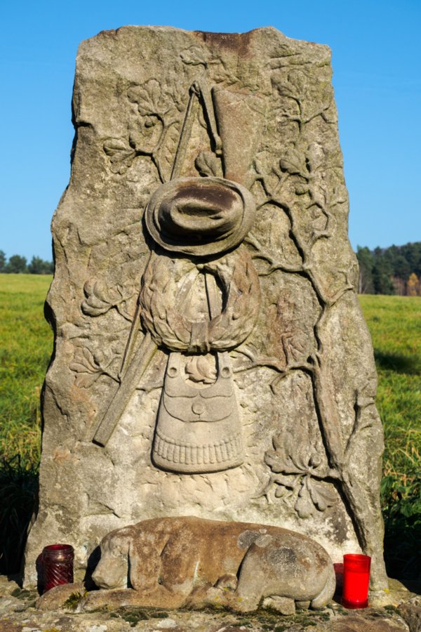 Friedhof von Dittersbach Friedhof von Dittersbach. Sandsteingrab eines Försters.Wanderung von Dittersbach über den Jubiläumsweg zum Rudolfstein. Von dort über die Wilhelminenwand und den Marienfelsen zurück nach Dittersbach.