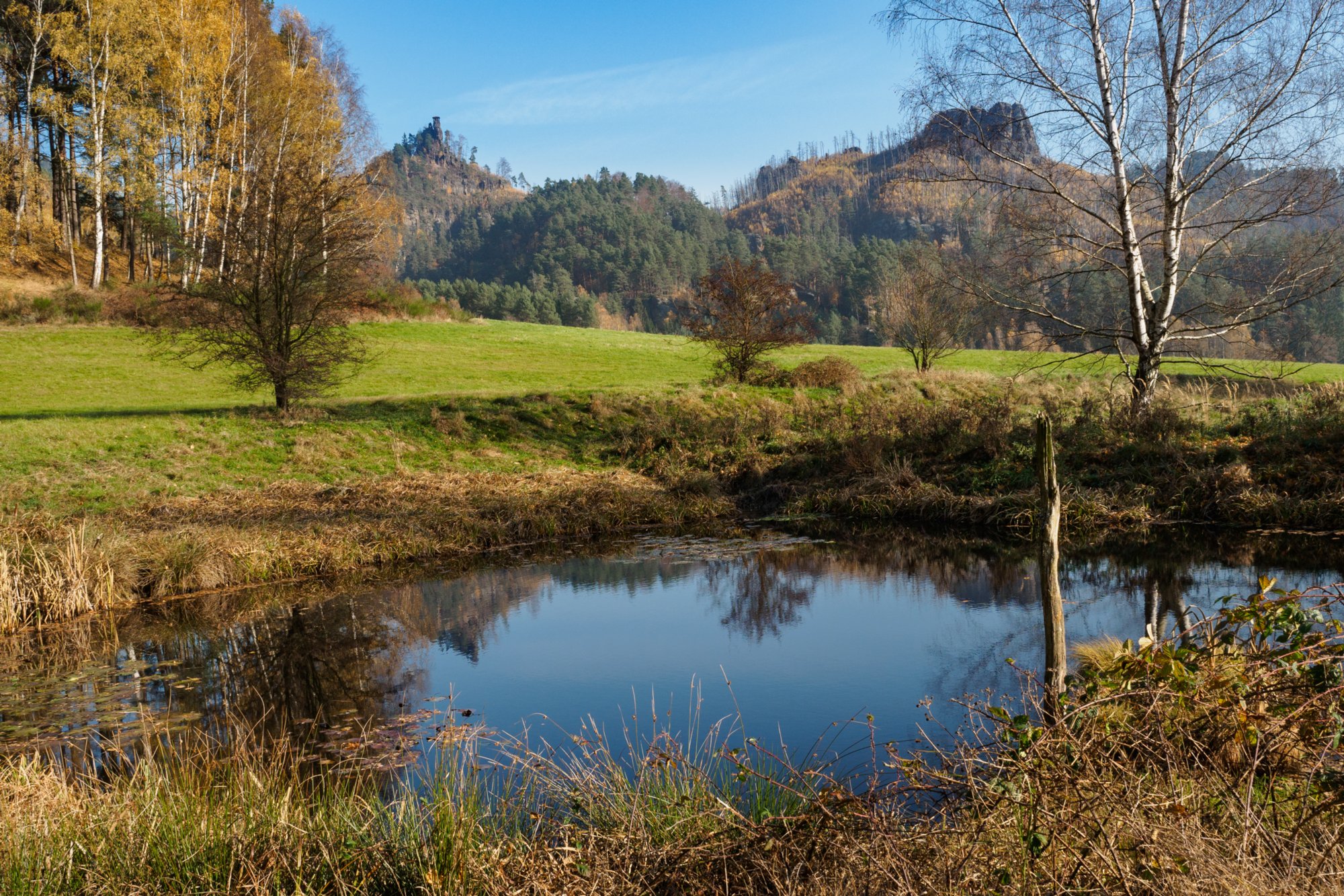 Dittersbacher Schweiz Dittersbacher Schweiz. Blick zum Marienfelsen und zum FalkensteinAuf dem Weg von Dittersbach zum Jubiläumsweg. Wanderung von Dittersbach über den Jubiläumsweg zum Rudolfstein. Von dort über die Wilhelminenwand und den Marienfelsen zurück nach Dittersbach.