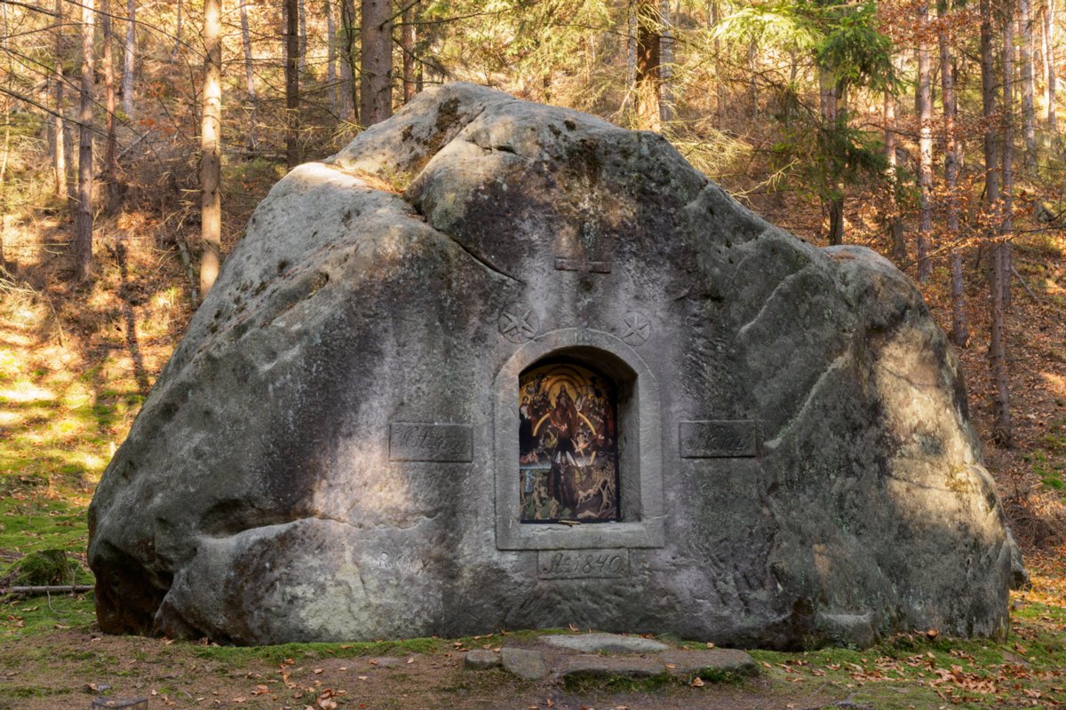 Knys Kapelle Kapelle, die in einen großen felsblock gemeißelt ist: Knys Kapelle mit Darstellung des Jüngsten Gerichts. Auf dem Weg von Dittersbach zum Jubiläumsweg. Wanderung von Dittersbach über den Jubiläumsweg zum Rudolfstein. Von dort über die Wilhelminenwand und den Marienfelsen zurück nach Dittersbach.