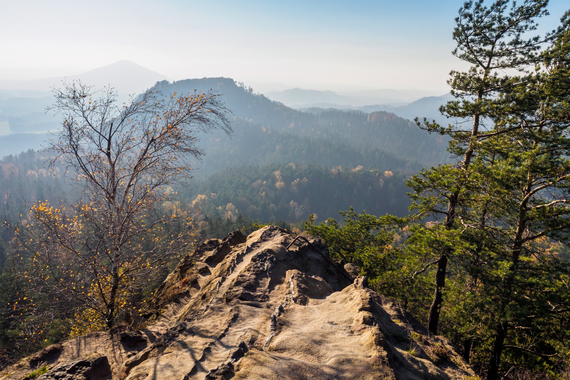 Rudolfstein Auf dem Rudolfstein. Blick zum Golischt. Dahinter erhebt sich der Rosenberg. Wanderung von Dittersbach über den Jubiläumsweg zum Rudolfstein. Von dort über die Wilhelminenwand und den Marienfelsen zurück nach Dittersbach.