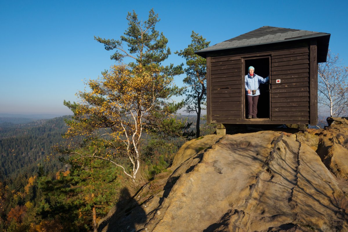 Rudolfstein Schutzhütte auf dem Rudolfstein. Wanderung von Dittersbach über den Jubiläumsweg zum Rudolfstein. Von dort über die Wilhelminenwand und den Marienfelsen zurück nach Dittersbach.