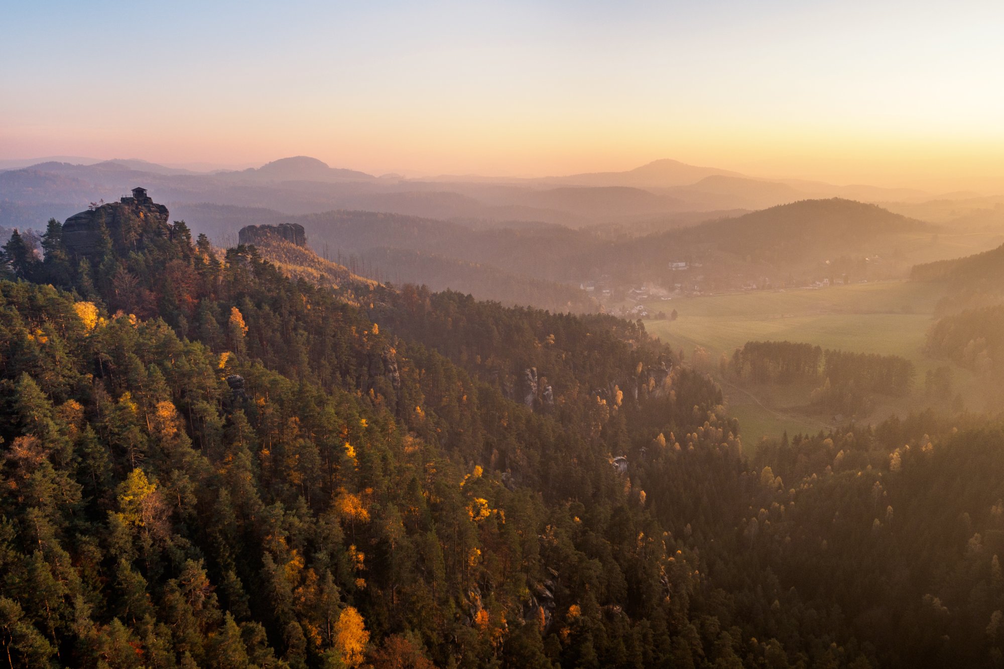 Wilhelminenwand Wilhelminenwand. Blick zum Marienfelsen und zum Falkenstein. Wanderung von Dittersbach über den Jubiläumsweg zum Rudolfstein. Von dort über die Wilhelminenwand und den Marienfelsen zurück nach Dittersbach.