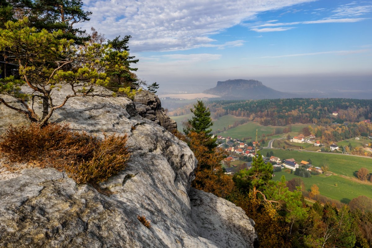 Blick zum Lilienstein Wanderung von Königstein auf den Pfaffenstein und zurück.