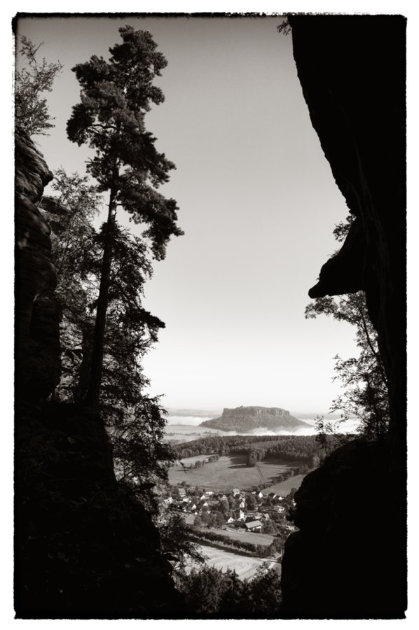 Sächsische Schweiz 2009 Wanderung von Königstein zum Pfaffenstein und wieder zurück nach Königstein. Der schmale und steile Aufstieg zum Pfaffenstein führt über das Nadelöhr. Von Norden erreicht man am schnellsten über das "Nadelöhr" das Plateau. Der Pfad besteht aus rund 600 ungleichmäßig hohen Stufen ist am Ende so eng, dass keine zwei Menschen nebeneinander Platz finden. Auch ist der 1897 erschlossene Pfad gegen Ende so steil, dass der Aufweg mit Eisenleitern erfolgen muss. Dabei durchsteigt man ein horizontales, recht enges Felsloch. Quelle: http://de.wikipedia.org/wiki/Pfaffenstein