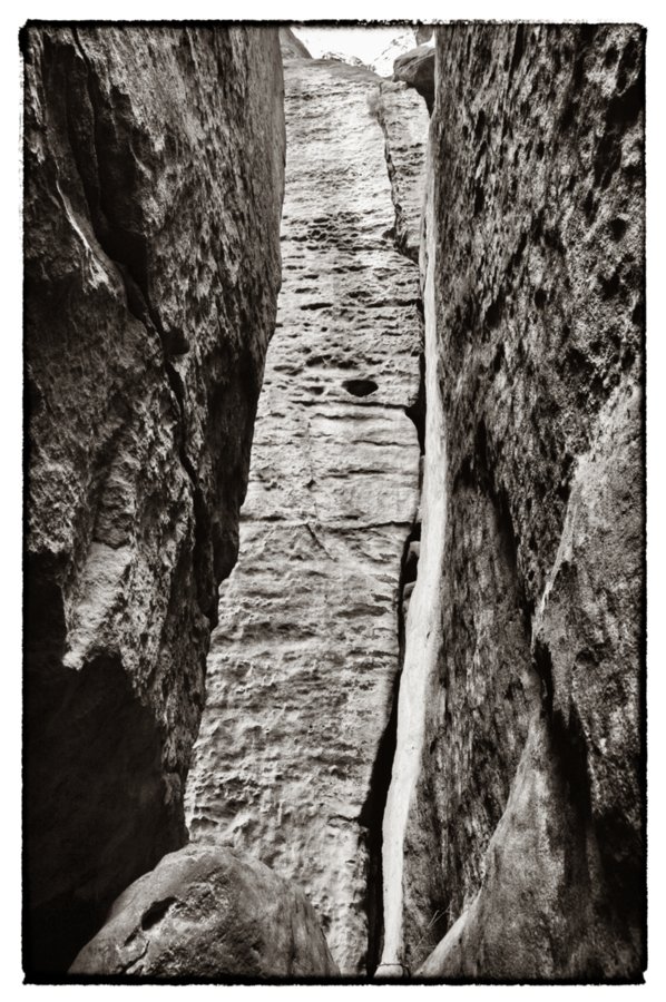 Sächsische Schweiz 2009 Wanderung von Königstein zum Pfaffenstein und wieder zurück nach Königstein. Der 1913 erschlossene "Klammweg" führt im Gegensatz zum bequemen Weg links am Jäckelfels vorbei erst über Stufen zwischen und unter Felsen entlang, ehe man nach einer Brücke bei der Wirtschaft herauskommt. Auch er ist nicht zu steil und bietet durch die Felsen rechts und links eine eigene Atmosphäre. Unbelegt ist die häufige Behauptung, dass der Weg eine frühere Höhle und als Pfaffendorfer Versteck in Kriegszeiten verwendet worden sei.