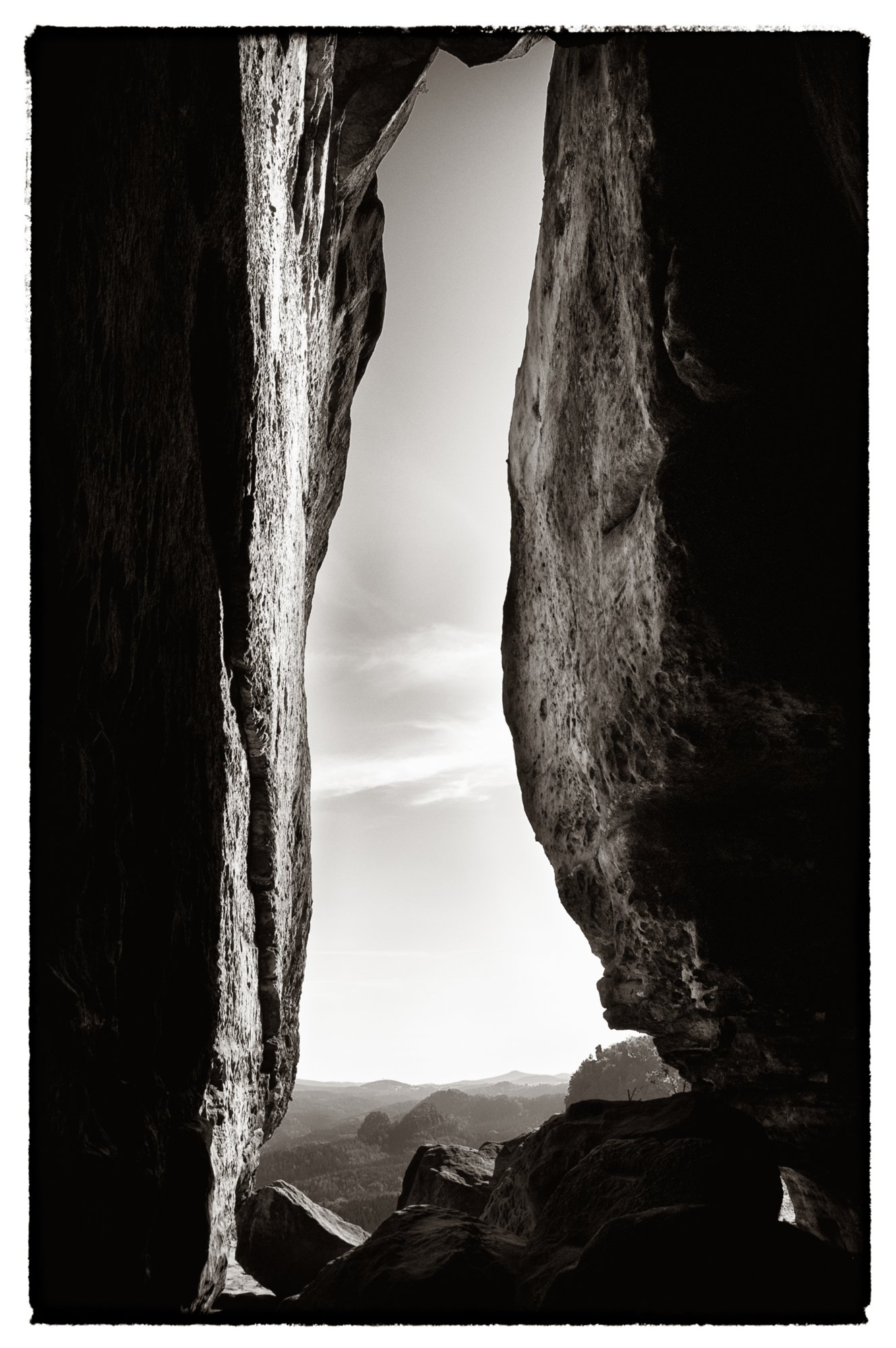 Sächsische Schweiz 2009 Wanderung vom Beutenfall über den Frienstein und den Carolafelsen zurück zum Beutenfall. Frienstein Der Frienstein, auch als Vorderes Raubschloss bezeichnet, ist ein etwa 130 m hoher Fels in der Sächsischen Schweiz. Er liegt am Nordabhang des Großen Winterbergs in den Affensteinen. Auf dem Felsen befand sich einst eine Burgwarte der Herrschaft Wildenstein. Heute ist der Frienstein ein beliebter Klettergipfel . Quelle: http://de.wikipedia.org/wiki/Frienstein