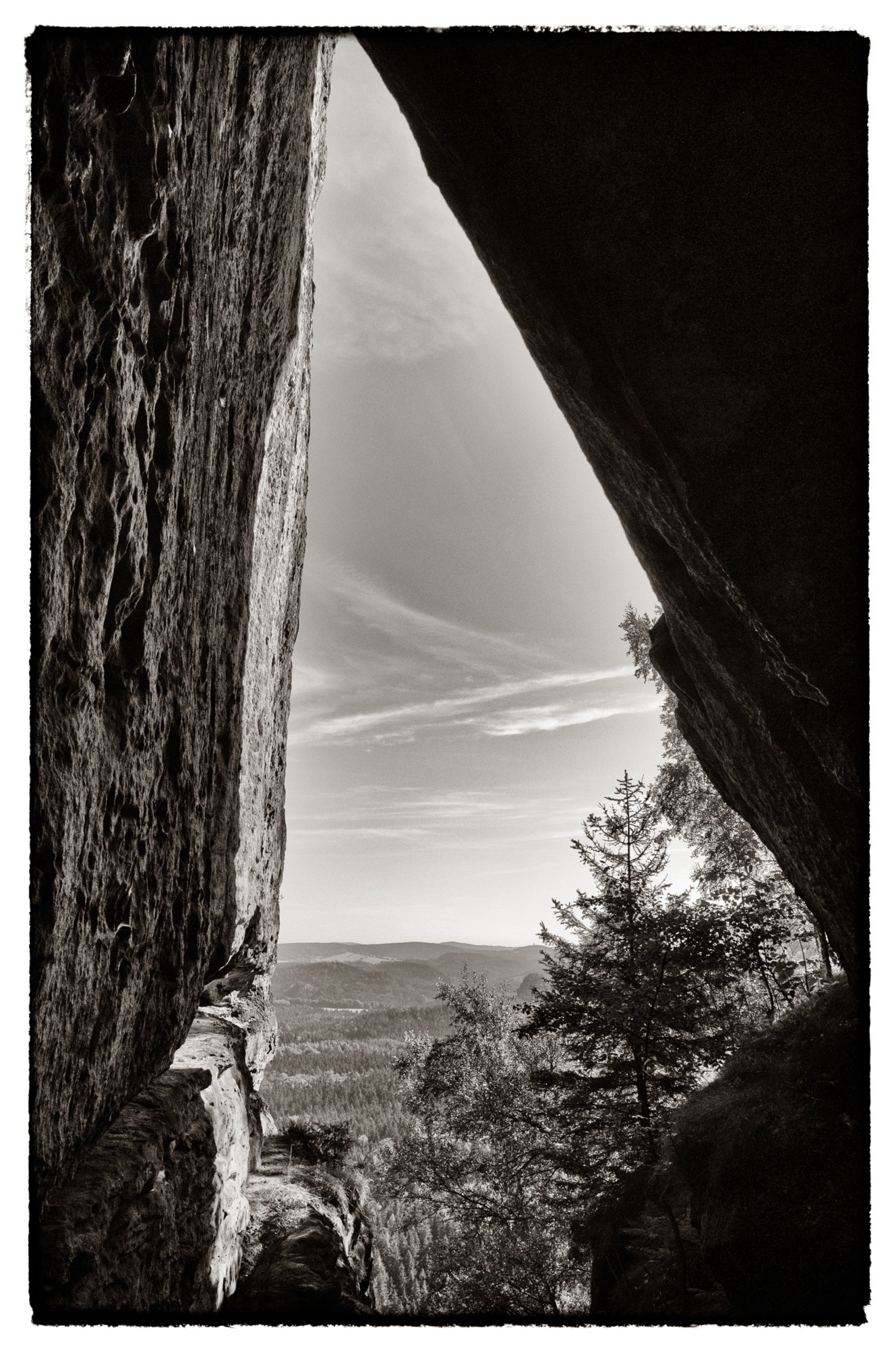 Sächsische Schweiz 2009 Wanderung vom Beutenfall über den Frienstein und den Carolafelsen zurück zum Beutenfall. Frienstein Der Frienstein, auch als Vorderes Raubschloss bezeichnet, ist ein etwa 130 m hoher Fels in der Sächsischen Schweiz. Er liegt am Nordabhang des Großen Winterbergs in den Affensteinen. Auf dem Felsen befand sich einst eine Burgwarte der Herrschaft Wildenstein. Heute ist der Frienstein ein beliebter Klettergipfel . Quelle: http://de.wikipedia.org/wiki/Frienstein