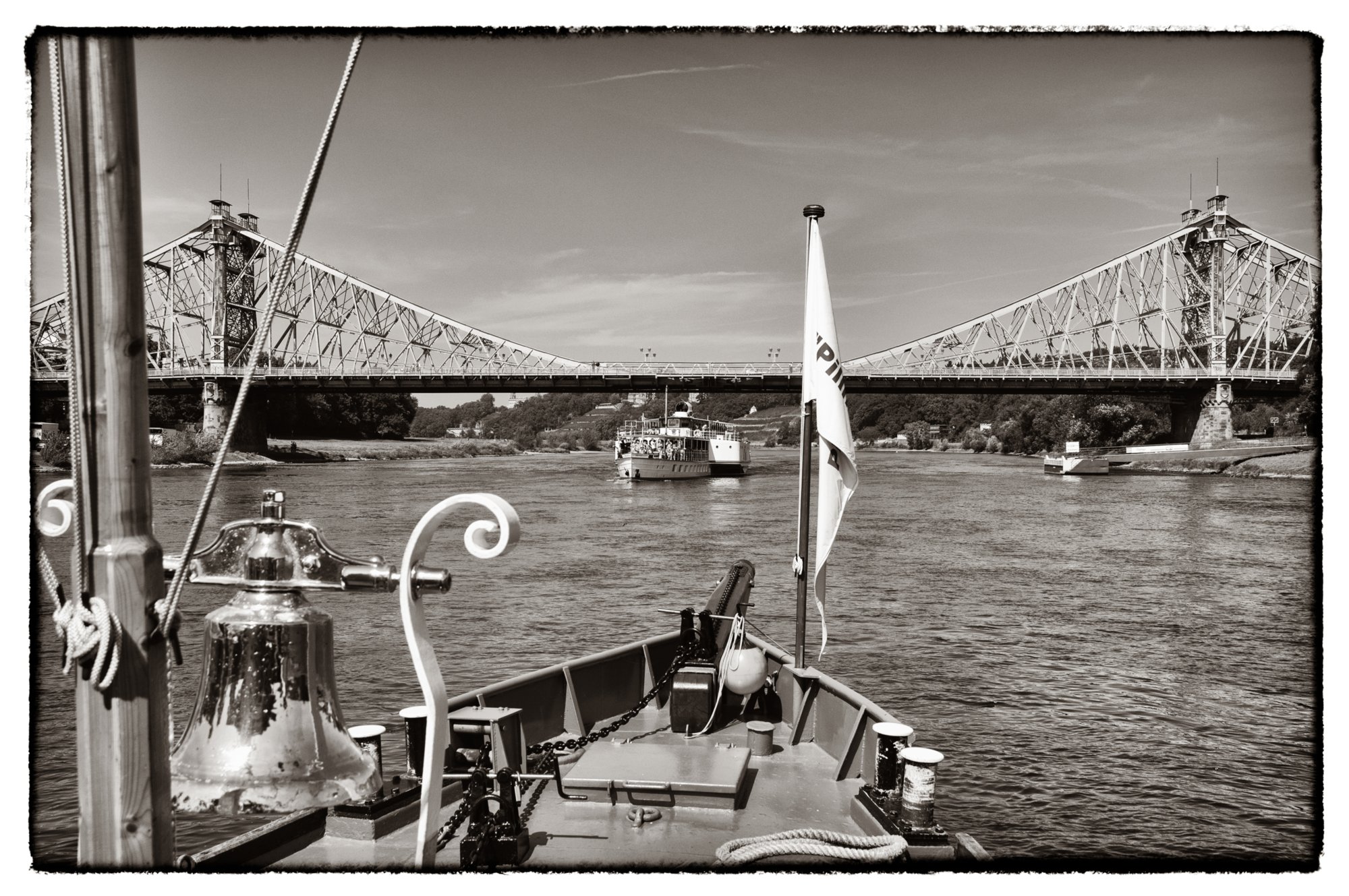 Sächsische Schweiz 2009 Dampferfahrt von Bad Schandau nach Dresden und zurück. „Blaues Wunder“ ist die volksmundliche Bezeichnung der Loschwitzer Brücke in Dresden (bis 1912: „König-Albert-Brücke“). Diese Dresdner Elbbrücke verbindet die Villen- bzw. Wohngegenden Blasewitz (linkes) und Loschwitz (rechtes Ufer) miteinander. Das Blaue Wunder wurde 1893 als fünfte feste Elbquerung Dresdens fertiggestellt. Heute ist es das – nach der Marienbrücke – zweitälteste Elbbrückenbauwerk in Dresden. Quelle: http://de.wikipedia.org/wiki/Blaues_Wunder