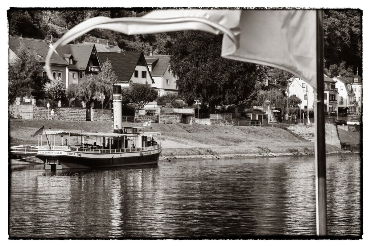 Sächsische Schweiz 2009 Dampferfahrt von Bad Schandau nach Dresden und zurück. Die Stadt Wehlen ist eine Kleinstadt in der Sächsischen Schweiz. Am rechten und linken Elbufer gelegen, ist sie seit 1972 staatlich anerkannter Erholungsort. Stadt Wehlen liegt an der Bahnlinie von Dresden nach Prag und ist Ausgangspunkt von Wanderungen zu Zielen im Elbsandsteingebirge. Dazu zählen die Bastei, die Felsenbühne Rathen, die Bärensteine und Rauenstein sowie der Uttewalder Grund. Stadt Wehlen gehört zur Verwaltungsgemeinschaft Lohmen/Stadt Wehlen. Die Stadt besteht aus den Ortsteilen Stadt Wehlen, Dorf Wehlen, Pötzscha und Zeichen. Es besteht ein regelmäßiger Fährverkehr über die Elbe zwischen Stadt Wehlen und Pötzscha und damit der Zugang zum Schienenverkehr der Deutschen Bahn. Die Anlegestelle in Stadt Wehlen wird in der Saison mehrmals täglich von Elbdampfern der Sächsischen Dampfschifffahrt und der Personenschifffahrt Oberelbe angefahren. Im Jahr 1269 wurde Wehlen erstmalig urkundlich erwähnt. Die Siedlung entstand im Schutz einer Burg, die Heinrich der Erlauchte 1245 vom böhmischen König Wenzel erhielt. Bereits im Jahr 1346 wurde Wehlen Stadt Civitas genannt. Die Burg wurde seit 1543 nicht mehr bewohnt, so dass sie nach und nach verfiel. Die Einwohner lebten von Schifferei, Handwerk und Steinbrucharbeit. Am 31. Juli 1848 erreichte die Eisenbahn Wehlen (Pötzscha). Seit der Romantik entwickelte sich auch ein erster Tourismus. Im Jahr 1860 gab es 48 Fremdenführer. Quelle: http://de.wikipedia.org/wiki/Stadt_Wehlen