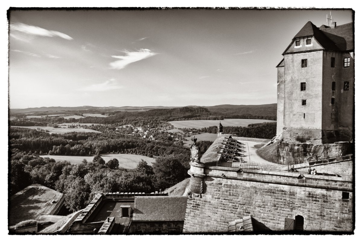 Sächsische Schweiz 2009 Die Festung Königstein ist eine der größten Bergfestungen in Europa und liegt inmitten des Elbsandsteingebirges auf dem gleichnamigen Tafelberg oberhalb des Ortes Königstein am linken Ufer der Elbe im Landkreis Sächsische Schweiz-Osterzgebirge (Sachsen). Das 9,5 Hektar große Felsplateau erhebt sich 240 Meter über die Elbe und zeugt mit über 50 teilweise 400 Jahre alten Bauten vom militärischen und zivilen Leben auf der Festung. Der Wallgang der Festung ist 1.800 Meter lang und hat bis zu 42 Meter hohe Mauern und Sandstein-Steilwände. Im Zentrum der Anlage befindet sich der mit 152,5 Meter tiefste Brunnen Sachsens und zweittiefste Brunnen Europas. Quelle: http://de.wikipedia.org/wiki/Festung_Königstein