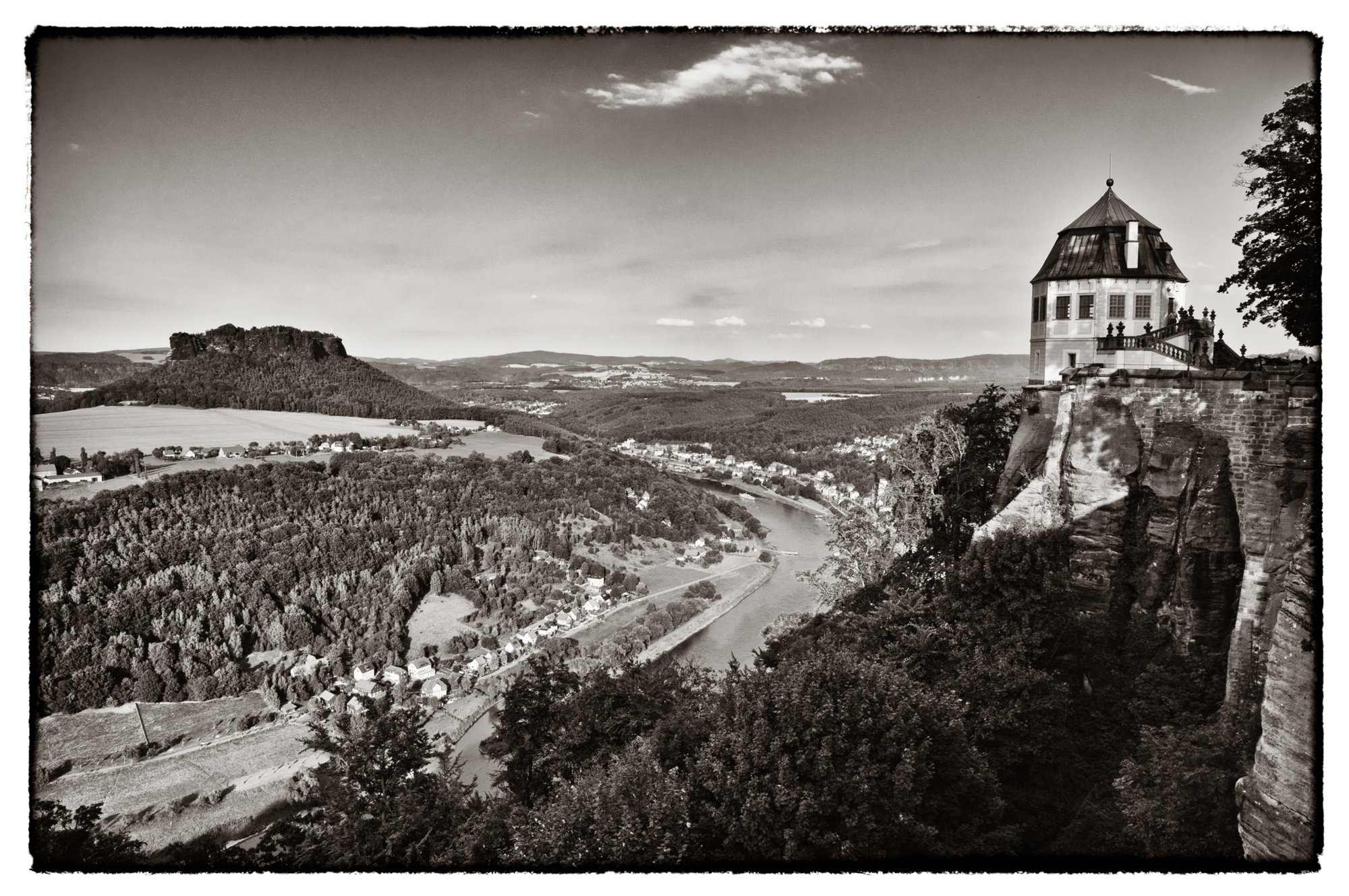 Sächsische Schweiz 2009 Blick von der festung Königstein zum Lilienstein. Rechts die Friedrichsburg. 1589 als Beobachtungs- und Flankierungsturm erbaut; Erdgeschoss ursprünglich Standort von Geschützen; Obergeschoss als Festsaal genutzt; 1731 Umbau zum barocken Pavillon mit „Maschinentafel“; 1999 Rekonstruktion des Hubtisches, der zu besonderen Anlässen gemietet werden kann; Festsaal heute u. a. als Standesamt genutzt. Quelle: http://www.festung-koenigstein.de