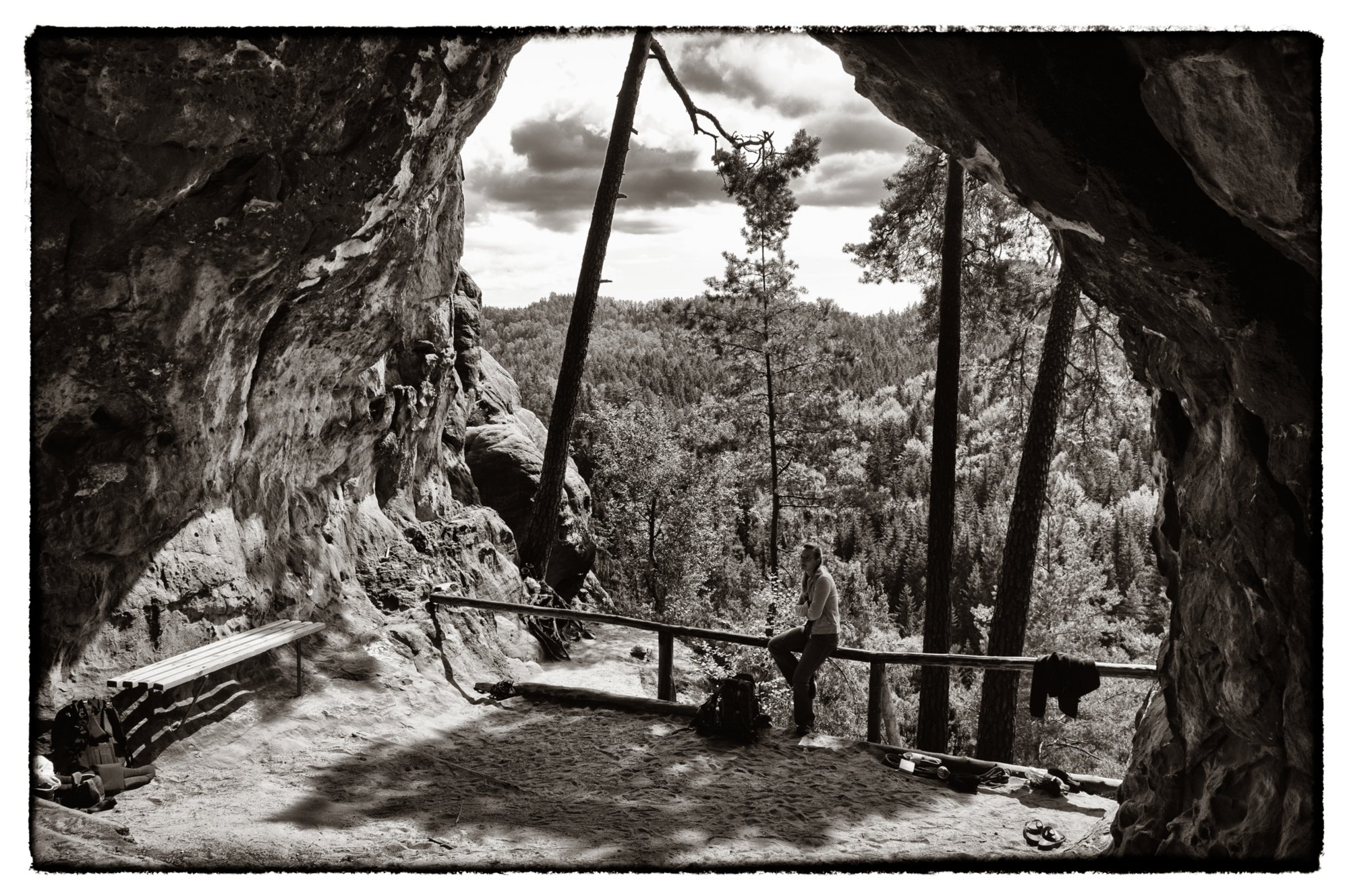 Sächsische Schweiz 2009 Wanderung auf die felsenburg Arnstein und zum Kleinstein: Parkplatz an Sturmbauers Eck - Arnstein - Tägers Wonne - Kleinsteinaussichten - Kleinsteinhöhle - Parkplatz an Sturmbauers Eck. Hohe Felspfeiler bilden die Kleinsteinhöhle. Sie ist ein riesiges Felsentor. Der Maler Ludwig Adrian Richter (1803-1884) hat sie in der Radierung "Der Kleinstein" festgehalten.