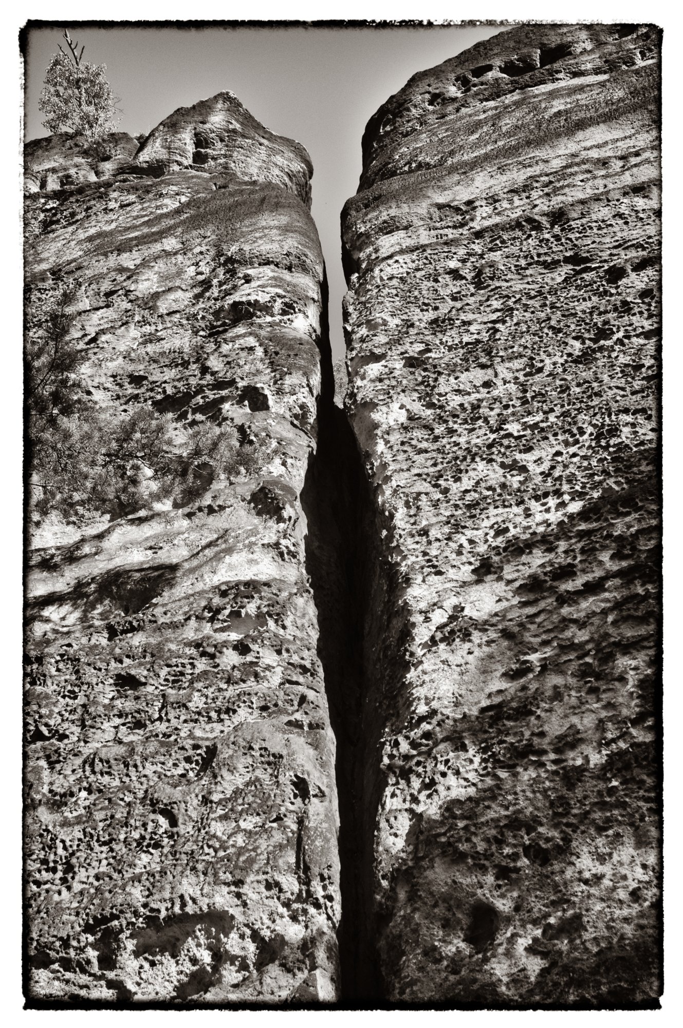 Sächsische Schweiz 2009 Wanderung über den Goldsteig und den Großen Winterberg zum Hinteren Raubschloss: Neumannssmühle - Zeughaus - Goldsteig - Richtergrotte - Großer Winterberg - Hinteres Raubschloss (Winterstein) - Neumannmühle. Weniger ein Steig ist der Goldsteig eigentlich mehr ein Höhenweg, der sich unterhalb des Goldsteins beginnend ohne große Höhenunterschiede bis hin zur Richtergrotte immer am Felsmassiv entlang schlängelt. Zwischendurch bieten sich immer wieder schöne Blicke und finden sich idyllische Plätzchen. http://www.wanderpfade.de