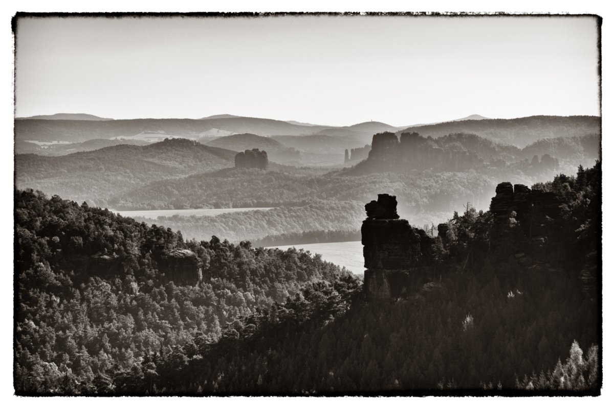 Sächsische Schweiz 2009 Wanderung vom Kurort Gohrisch über den Gohrischstein und den Pfaffenstein zurück nach Gohrisch. Blick zum Papststein. Im Hintergrund: (von links nach rechts) Schrammsteine, Bloßstock, Weifberg mit Turm, Falkenstein und Hohe Liebe.