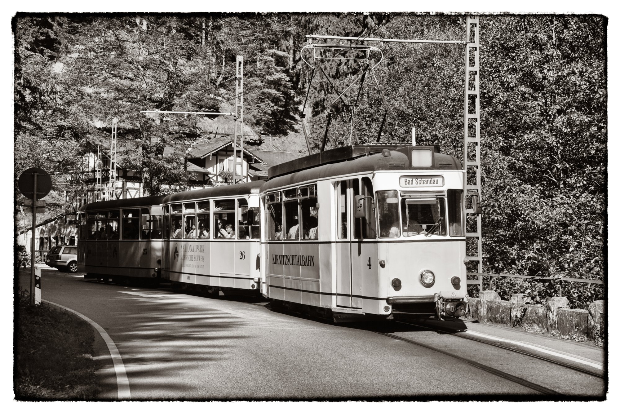 Sächsische Schweiz 2009 Die Kirnitzschtalbahn transportiert seit 1898 ihre Fahrgäste auf einer naturbelassenen Strecke von acht Kilometer Länge durch das wildromantische Kirnitzschtal. Seit Anfang der Neunziger Jahre werden 30% des Fahrstromes durch Sonnenenergie erzeugt. Die Route der Kirnitzschtalbahn führt von Bad Schandau entlang der "Kirnitzsch" durch ein felsiges Tal bis zur Endstation Lichtenhainer Wasserfall. Die vier Trieb- und sechs Beiwagen der Kirnitzschtalbahn haben eine Spurbreite von einem Meter und wurden 1960 gebaut. Quelle: http://www.kirnitzschtal.com/kirnitzschtalbahn.htm