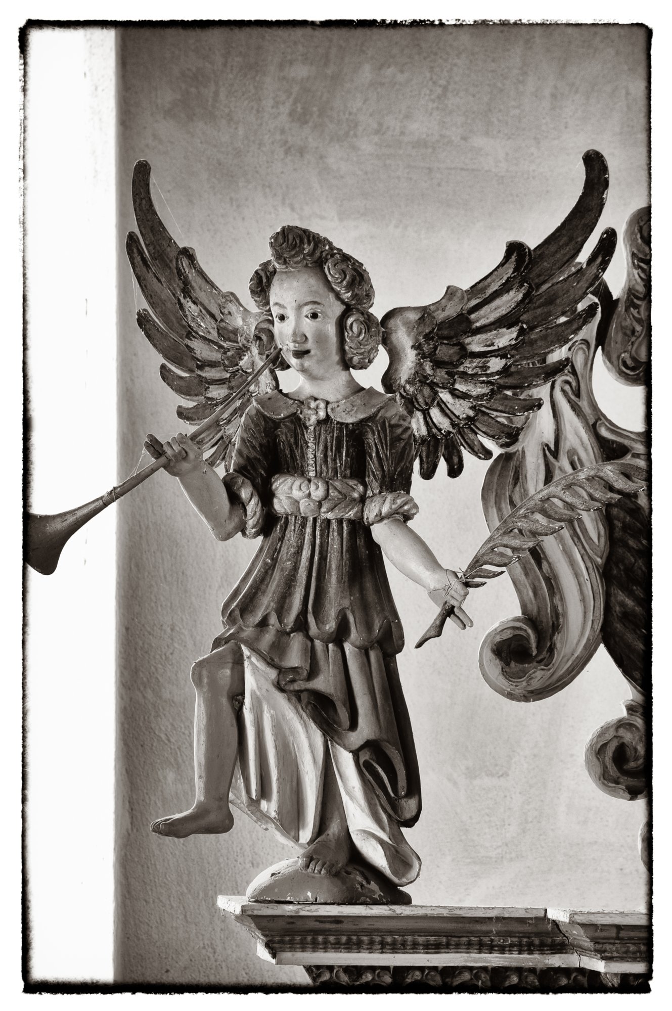 Sächsische Schweiz 2009 Nach langjähriger Auseinandersetzung mit dem Amt Hohnstein und dem Sebnitzer Pfarrer begann im März 1689 der Bau der Hinterhermsdorfer Kirche. Erbaut wurde sie von Meister Hans Hahmann aus Tharandt und dem Hinterhermsdorfer Zimmermann Martin Hantzsch. Auch der Tischler Zacharias Fischer beteiligte sich am Bau. Der Floßmeister Johann Häntzschel trug jede Menge zum Fortgang der Bauarbeiten bei, auch in geldlicher Hinsicht. Schon im November des gleichen Jahres konnte die Kirche eingeweiht werden. Im Laufe der Jahrhunderte wurde die Kirche mehrmals umgebaut und vergrößert. Der Name „Engelkirche“ erhielt sie 1927 auf Antrag des Kirchenvorstandes. Diesen im deutschsprachigen Raum einmaligen Namen verdankt sie wahrscheinlich dem Taufengel, der früher für die Taufen von der Decke heruntergelassen wurde, und den fünfzehn Egeln auf dem Altar. Seit 1832 wird ein hölzerner Taufständer verwendet. Der Altar, eine schlichte Schönheit, ist ein Geschenk de Floßmeisters Häntzschel aus dem Jahre 1691. Dieser wurde auf Wunsch des Schandauer Floßschreibers und Geleitsmanns Conrad bemalt. Die Orgel um 1845 erbaut von Samuel Hinrich Herold war ursprünglich wahrscheinlich nicht für unsere Kirche gedacht. 1988 wurde sie grundlegend renoviert. Der alte Kirchturm wurde 1716 durch Blitzschlag stark zerstört. Nach einer kleinen Reparatur 1765 und einer kostenintensiven Erneuerung 1781, zerstörte ein Orkan 1840 den Kirchturm vollständig. Nach einer zweimonatlichen Bauzeit konnten die Reparaturen im Juni 1841 abgeschlossen werden. Nach einem kalten Blitzeinschlag 1924 wurde der obere Teil des Turmes und 1984 der untere Teil mit Kupfer verkleidet. Gleichzeitig wurden die Wetterfahne und Kugel vergoldet. Im Frühjahr 1690 bekam die Hinterhermsdorfer Kirche die ersten Glocken von General Klengel aus Dresden geschenkt. 1731 kam eine größere hinzu. 1837 bekam Hinterhermsdorf drei neue Bronzeglocken, deren Kronen vier Engelköpfe bildeten und die Glockenkörper waren reich ve