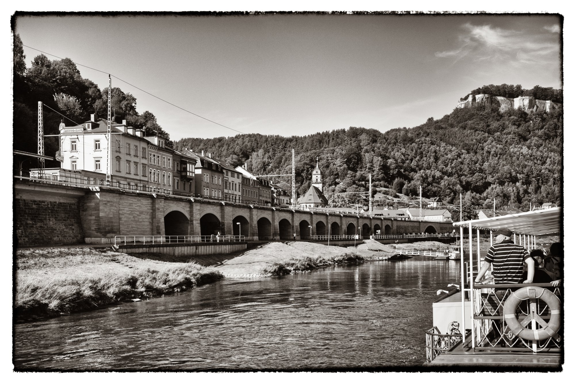 Sächsische Schweiz 2009 Dampferfahrt von Bad Schandau nach Dresden und zurück. Stadt Königstein.