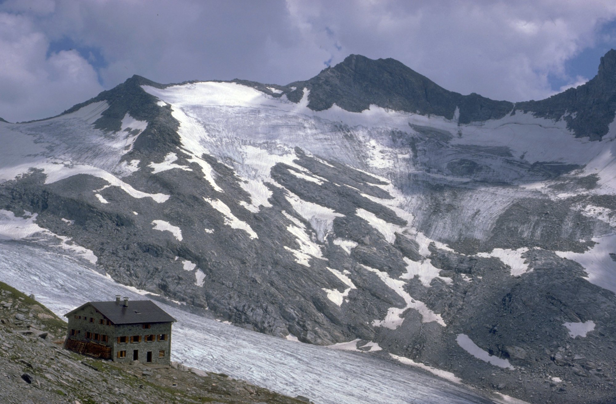 Hochfeierhütte Hochfeilerhütte (3400 m). Hochalpin gelegen, inmittten der Zillertaler Alpen und umgeben von Gletschern.