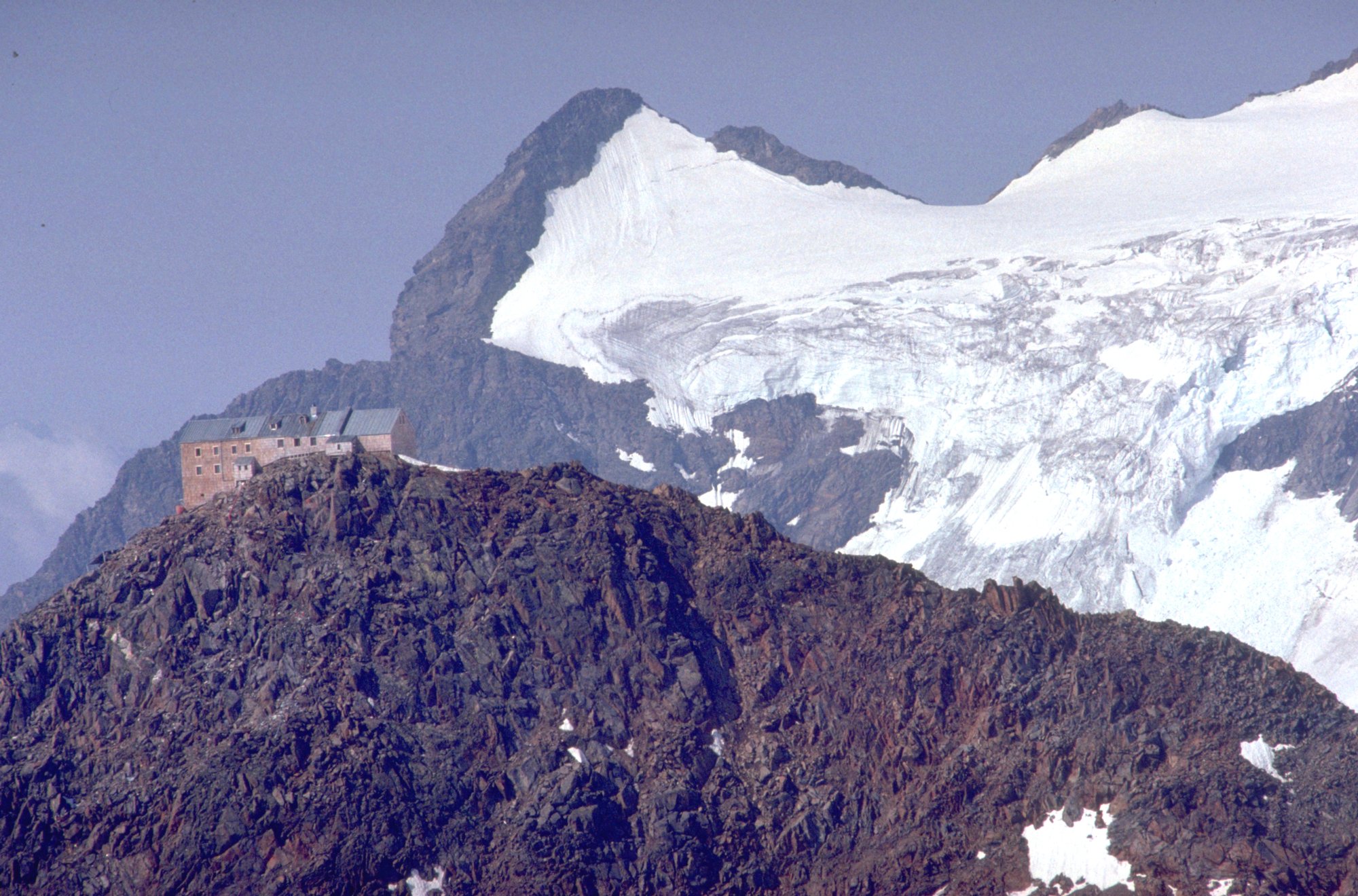 Becherfelsen mit Becherhütte Becherfelsen mit Becherhütte Im Hintergrund: Schwarzwandspitze und Übeltalferner