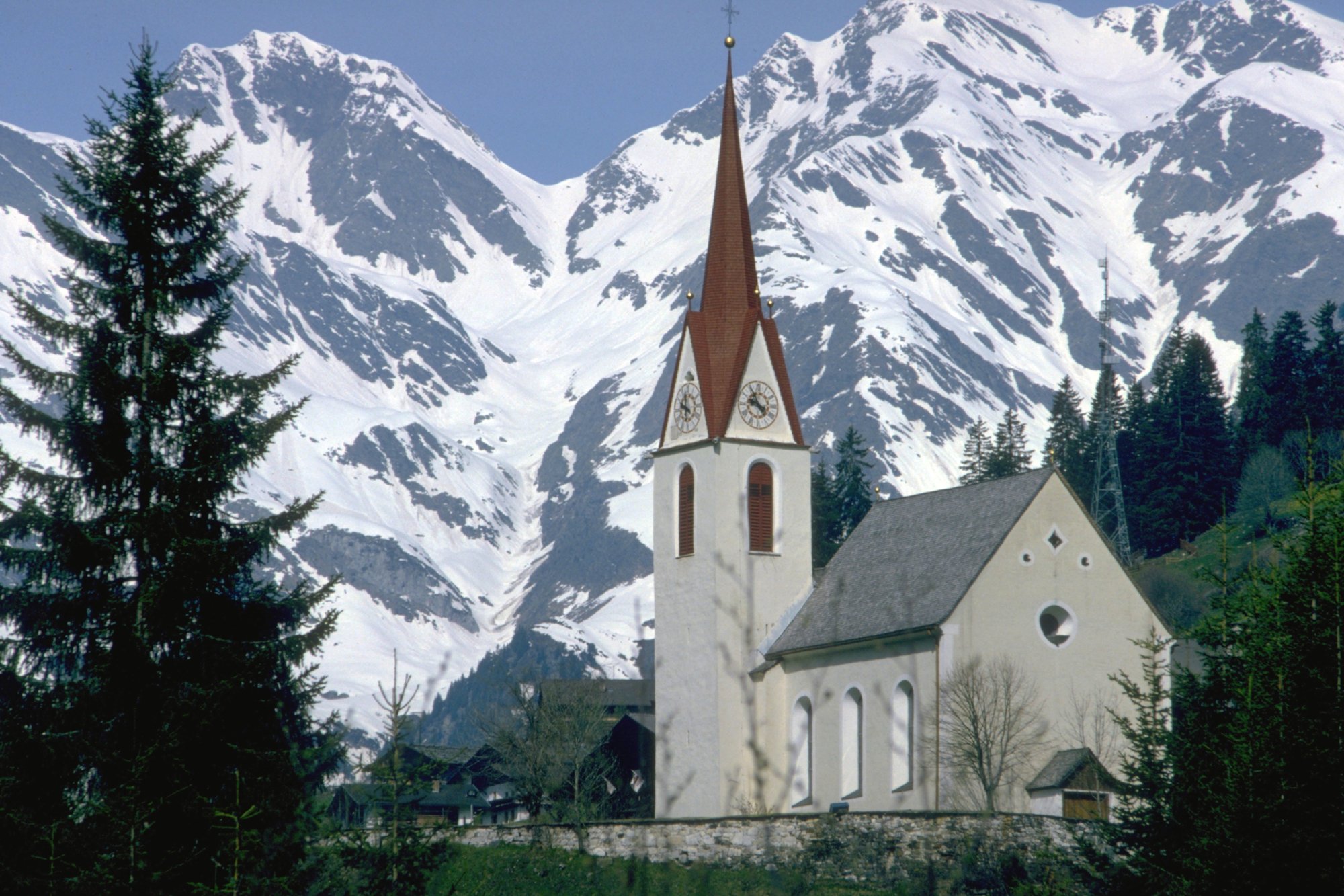 St. Andreas im Ratschingstal Pfarrkirche St. Andreas im Ratschingstal Dahinter: Der noch verschneite Talschluss