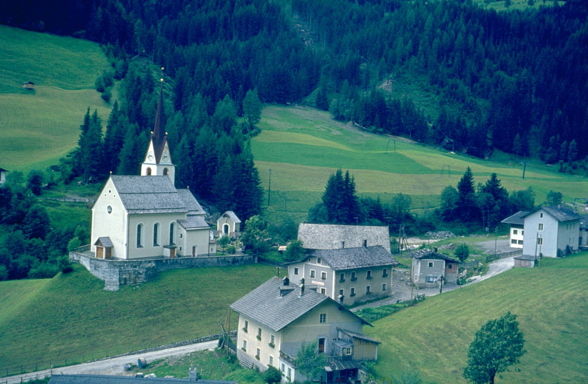 Innerratschings Innerratschings mit der Pfarrkirche St. Andreas So idyllisch und beschaulich sah der damals noch kleine Ort Innerratschings aus, bevor der Wintertourismus in das Tal einzog. Die Aufnahme entstand in den 70iger Jahren des 20. Jahrhunderts. Bald danach wurde der erste Skilift gebaut. Danach wuchs die Ortschaft schnell.