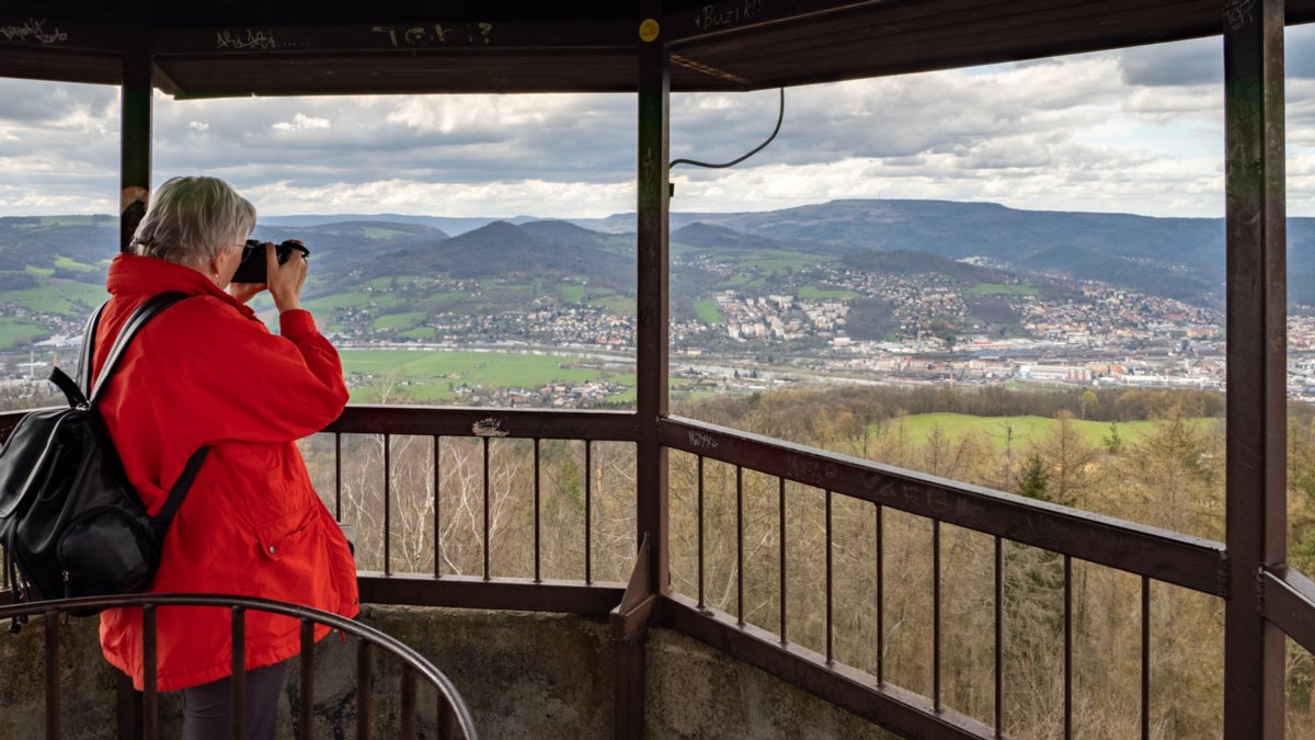 20230413_unbenannt_142-HDR Blick ins Elbtal nach Děčín und hinüber zum hohen Schneeberg