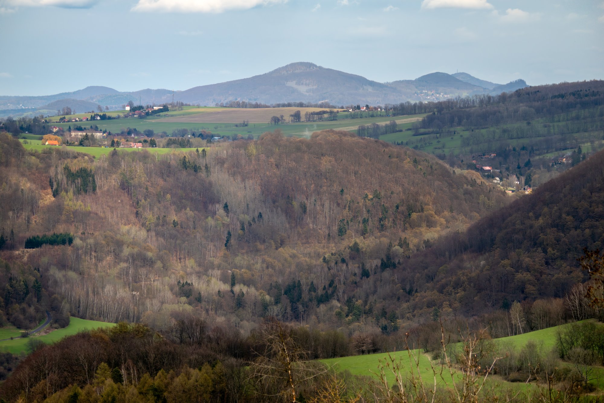 20230413_unbenannt_164-Verbessert-RR_edit Blick zur Windmühle in Františkův Vrch (deutsch Franzberg), zum Kaltenberg, Tannenberg und Goldberg