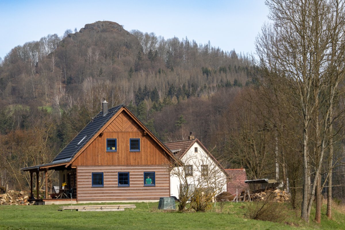 20230416_unbenannt_334 Blick vom Partplatz zum Wanderziel Střední vrch (Mittenberg)