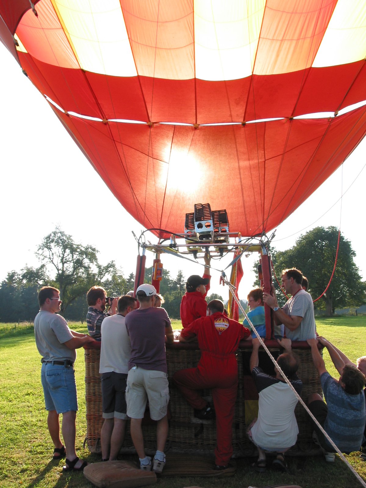 ballonfahrt_014 Ballonfahrt mit der Feuerwehr Oberrot am 28. Juli 2002 vom Kornberg nach Adolzfurt.