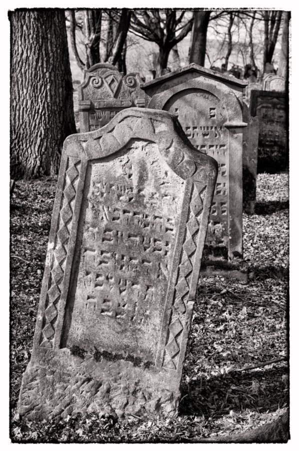 Jüdischer Friedhof Berlichingen Jüdischer Friedhof Berlichingen. Er wurde erstmals 1623 genannt und diente zahlreichen jüdischen Gemeinden der Umgebung als Begräbnisplatz (1706 genannt: Adelsheim, Sennfeld, Merchingen, Amt Krautheim, Hollenbach, Hohebach, Nagelsberg, teilweise auch Braunsbach; dazu bis ins 19./20. Jahrhundert Bieringen, Ernsbach, Künzelsau). Quelle: http://www.alemannia-judaica.de/berlichingen_friedhof.htm Wanderung vom Kloster Schöntal über den jüdischen Friedhof nach Jagsthausen und nach Berlichingen