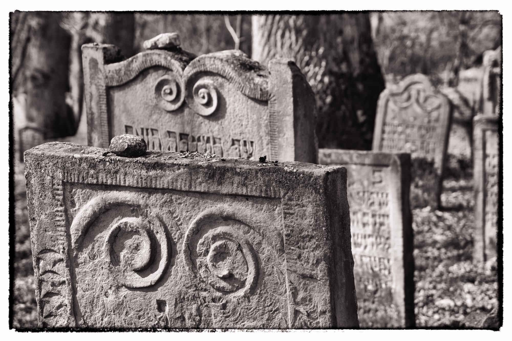 Jüdischer Friedhof Berlichingen Jüdischer Friedhof Berlichingen. Er wurde erstmals 1623 genannt und diente zahlreichen jüdischen Gemeinden der Umgebung als Begräbnisplatz (1706 genannt: Adelsheim, Sennfeld, Merchingen, Amt Krautheim, Hollenbach, Hohebach, Nagelsberg, teilweise auch Braunsbach; dazu bis ins 19./20. Jahrhundert Bieringen, Ernsbach, Künzelsau). Quelle: http://www.alemannia-judaica.de/berlichingen_friedhof.htm Wanderung vom Kloster Schöntal über den jüdischen Friedhof nach Jagsthausen und nach Berlichingen