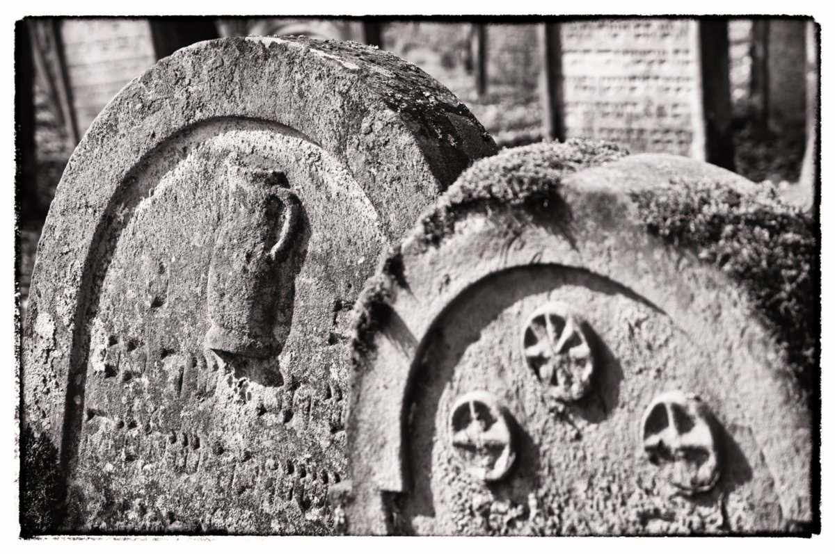 Jüdischer Friedhof Berlichingen Jüdischer Friedhof Berlichingen. Er wurde erstmals 1623 genannt und diente zahlreichen jüdischen Gemeinden der Umgebung als Begräbnisplatz (1706 genannt: Adelsheim, Sennfeld, Merchingen, Amt Krautheim, Hollenbach, Hohebach, Nagelsberg, teilweise auch Braunsbach; dazu bis ins 19./20. Jahrhundert Bieringen, Ernsbach, Künzelsau). Quelle: http://www.alemannia-judaica.de/berlichingen_friedhof.htm Wanderung vom Kloster Schöntal über den jüdischen Friedhof nach Jagsthausen und nach Berlichingen