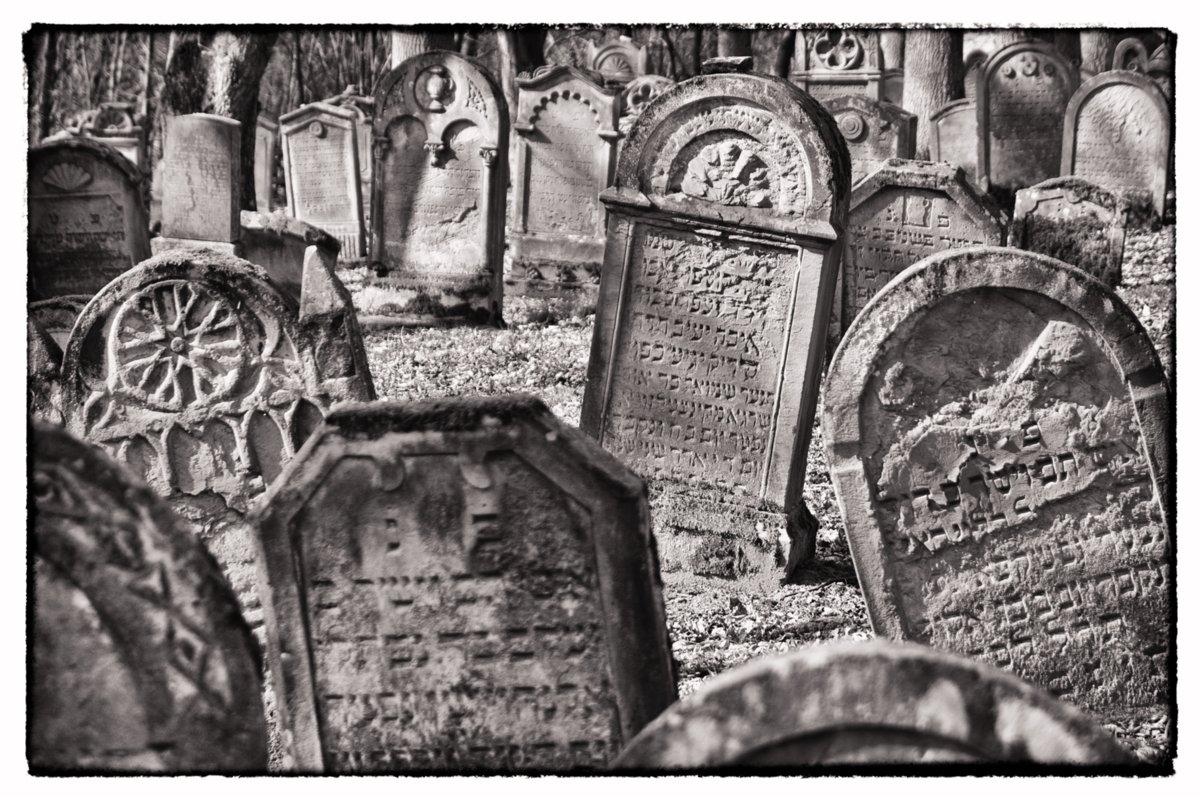 Jüdischer Friedhof Berlichingen Jüdischer Friedhof Berlichingen. Er wurde erstmals 1623 genannt und diente zahlreichen jüdischen Gemeinden der Umgebung als Begräbnisplatz (1706 genannt: Adelsheim, Sennfeld, Merchingen, Amt Krautheim, Hollenbach, Hohebach, Nagelsberg, teilweise auch Braunsbach; dazu bis ins 19./20. Jahrhundert Bieringen, Ernsbach, Künzelsau). Quelle: http://www.alemannia-judaica.de/berlichingen_friedhof.htm Wanderung vom Kloster Schöntal über den jüdischen Friedhof nach Jagsthausen und nach Berlichingen