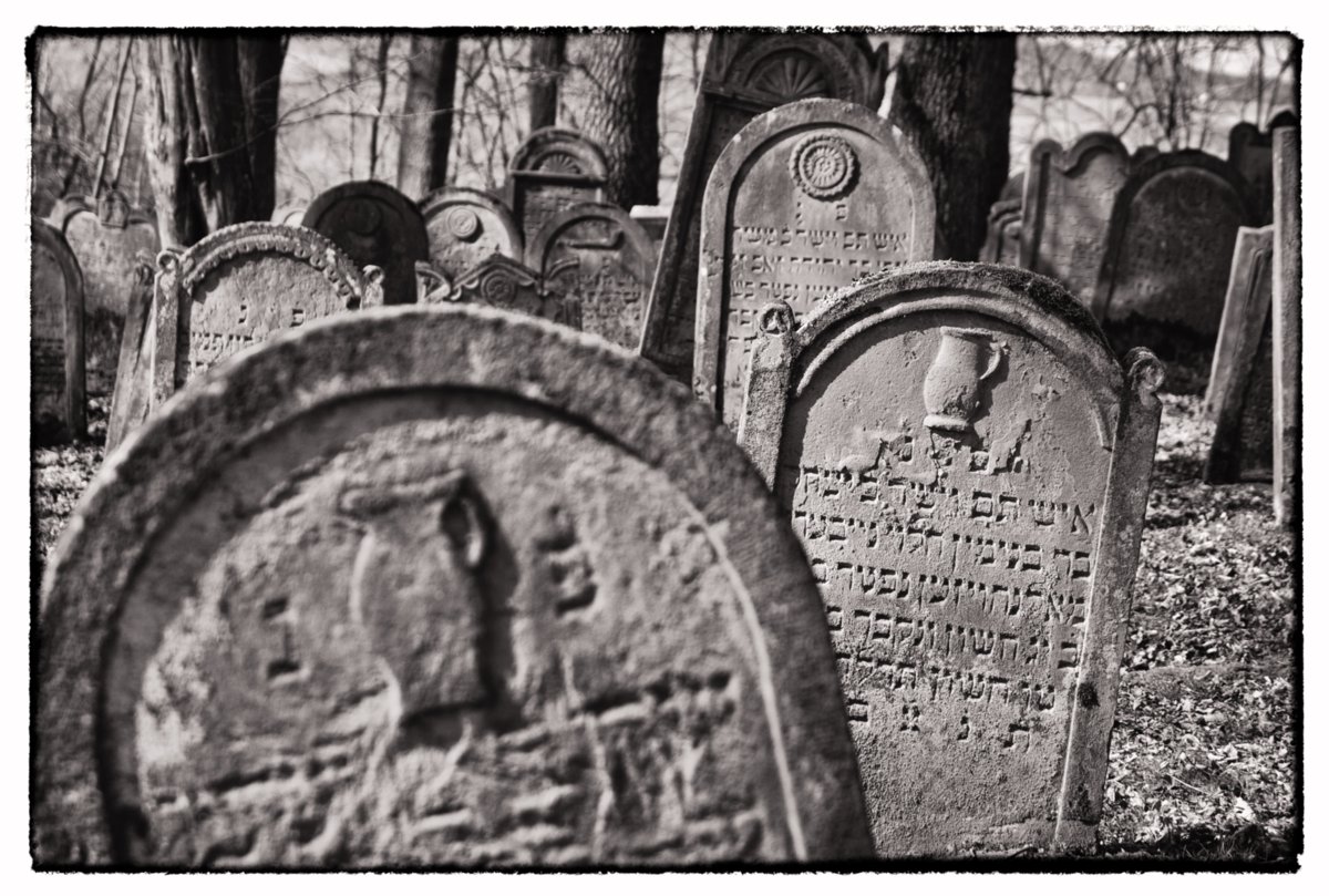 Jüdischer Friedhof Berlichingen Jüdischer Friedhof Berlichingen. Er wurde erstmals 1623 genannt und diente zahlreichen jüdischen Gemeinden der Umgebung als Begräbnisplatz (1706 genannt: Adelsheim, Sennfeld, Merchingen, Amt Krautheim, Hollenbach, Hohebach, Nagelsberg, teilweise auch Braunsbach; dazu bis ins 19./20. Jahrhundert Bieringen, Ernsbach, Künzelsau). Quelle: http://www.alemannia-judaica.de/berlichingen_friedhof.htm Wanderung vom Kloster Schöntal über den jüdischen Friedhof nach Jagsthausen und nach Berlichingen