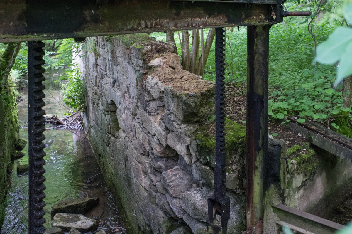 Rappolden Rappolden. Bühlertalweg Abschnitt 3 von Vellberg bis Geislingen (Mündung der Bühler in den Kocher). Rappolden: Die älteste Urkunde über Rappolden stammt von 1362. Konrad Alt verkaufte 1370 seinen 4. Teil an der Mühle zu Rappolden an den Frühmesser zu Stöckenburg. Noch Jahrhunderte später wird die Gült anteilig an das Amt Vellberg, den Heiligenpfleger zu Stöckenburg und den Pfarrer zu Anhausen bezahlt. Dir Müller Michael Schmidt kaufte die Mühle 1578 von seinen Geschwistern. Nach 1600 taucht der Name Mack auf, über hundert Jahre lang Österlin, 1847 dann Maaß, der die Sägemühle 1865 erweitert. 1803 war die Sägemühle angebaut worden, 1804 bestand die Mahlmühle aus einem Gerb- und zwei Mahlgängen. 1802/03 kam Rappolden im Zuge der napoleonischen Mediatisierung zu Untersontheim, kehrte aber 1845 mit Talheim wieder in den Vellberger Gemeindeverband zurück. Der Weiler zählte damals zwölf Einwohner. 1906 folgt auf Hönnige der Müller Wilhelm Meister, danach Friedrich Noller. Den Erbhof kaufte 1944 Oberingenieur Friedrich Hoyler. Das Gut hatte etwa 80 Morgen Äcker und Wiesen, jedoch liefen Mühle und Sägmühle nicht mehr. 1950 verkaufte er das Gut an die Firma Zement-Schwenk. Nach 600 Jahren Ortsgeschichte von Rappolden hat die letzte Pächterfamilie Lemke 1970 altershalber den Weiler verlassen. 1986 stürzte das dominierende Wohn- und Mahlmühlengebäude, ein Baudenkmal, zusammen. Heute steht in Rappolden nur noch eine Scheune.