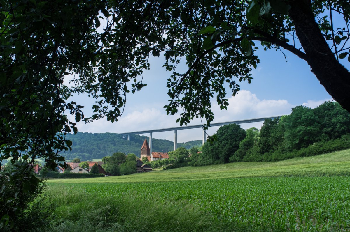 Geislingen mit Autobahnbrücke Bühlertalweg Abschnitt 3 von Vellberg bis Geislingen (Mündung der Bühler in den Kocher). Geislingen mit Autobahnbrücke.