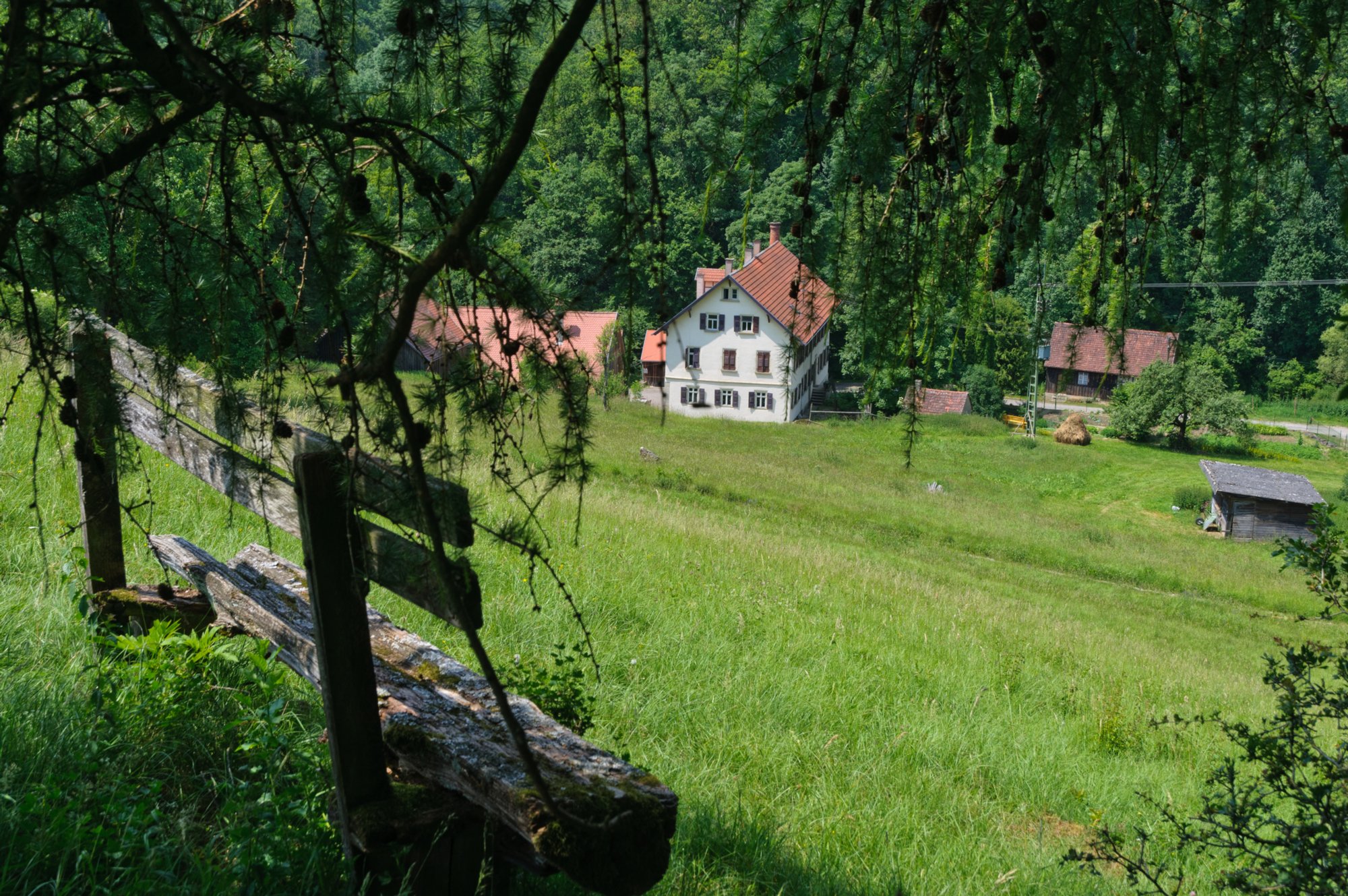 Hammerschmiede. Wanderung von Gröningen über die Klosterruine Anhausen, Bölgental, Jagsttal und Hammerschmiede zurück nach Gröningen. Die Schmiede, die überaus idyllisch im Gronachtal liegt, ist seit vielen Jahren ein lebendiges Museum und beliebtes Ausflugsziel. Quelle: www.satteldorf.de/fileadmin/pdf/Flyer9.pdf